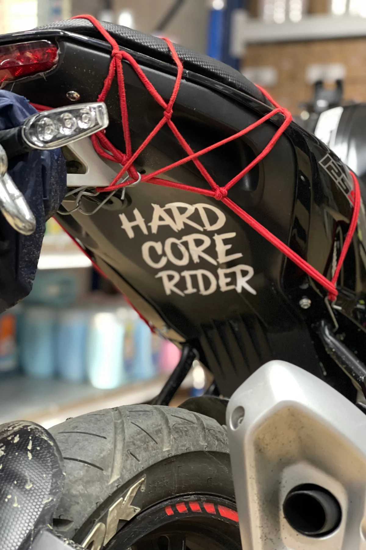 Motosiklet Depo ve Sele Altı için Beyaz Renk Hardcore Rider Sticker Etiket (15CMx12CM)