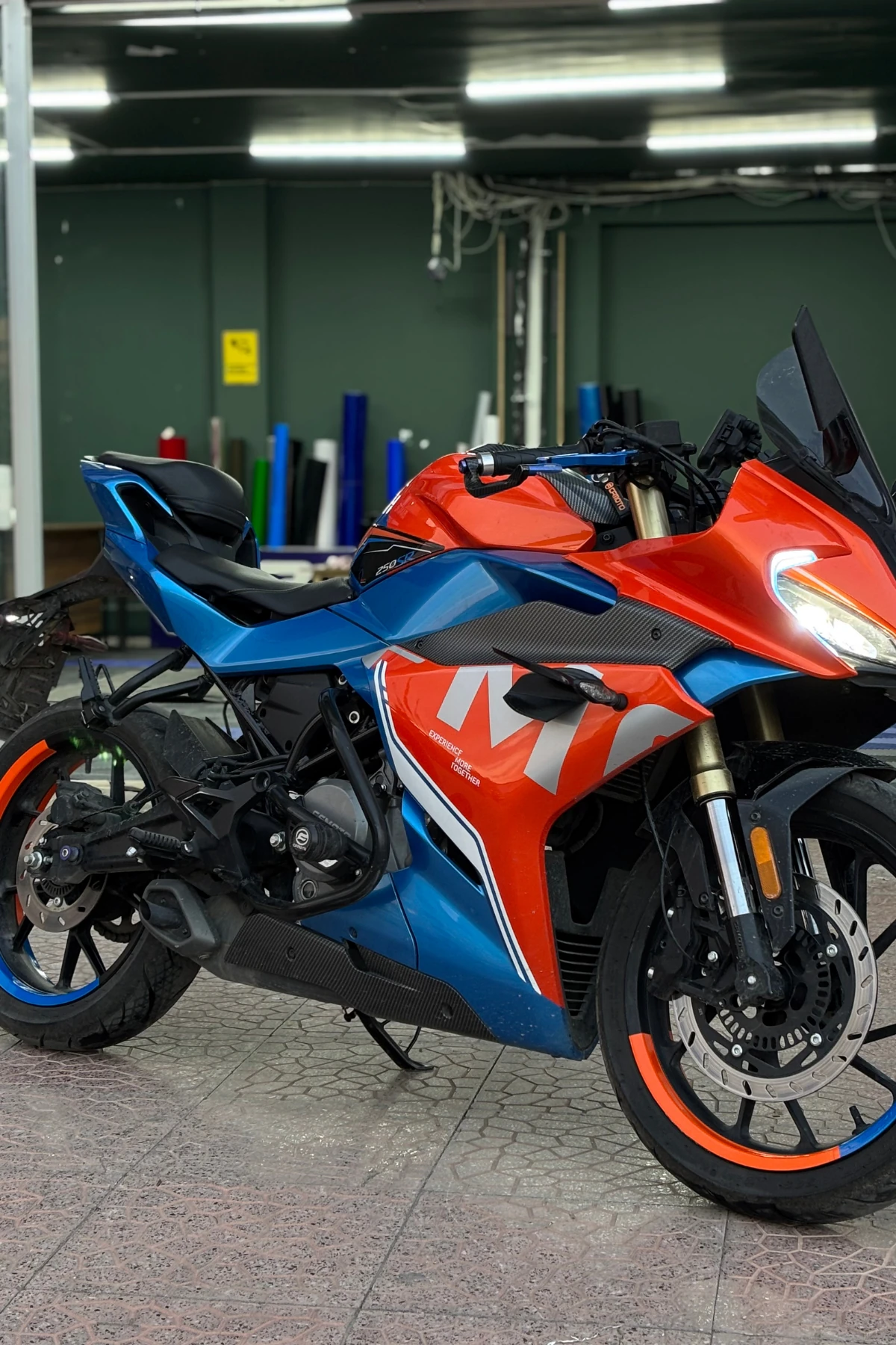 CFMOTO SR250 için Reflektörlü Turuncu-Mavi Jant Şeridi Sticker Seti