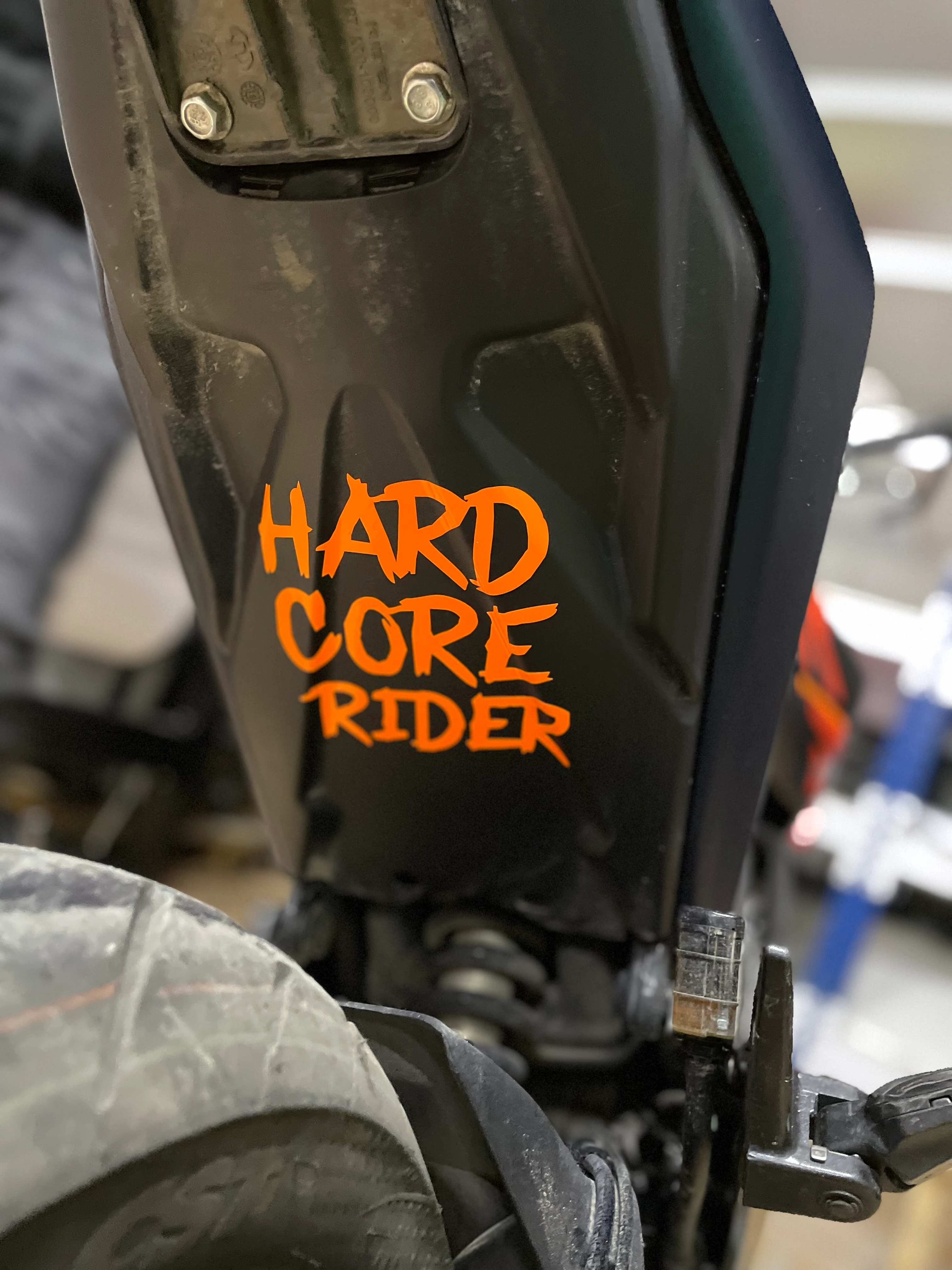 Motor Depo ve Sele altı Neon Turuncu Hardcore Rider Sticker Etiket (12CMx15CM)