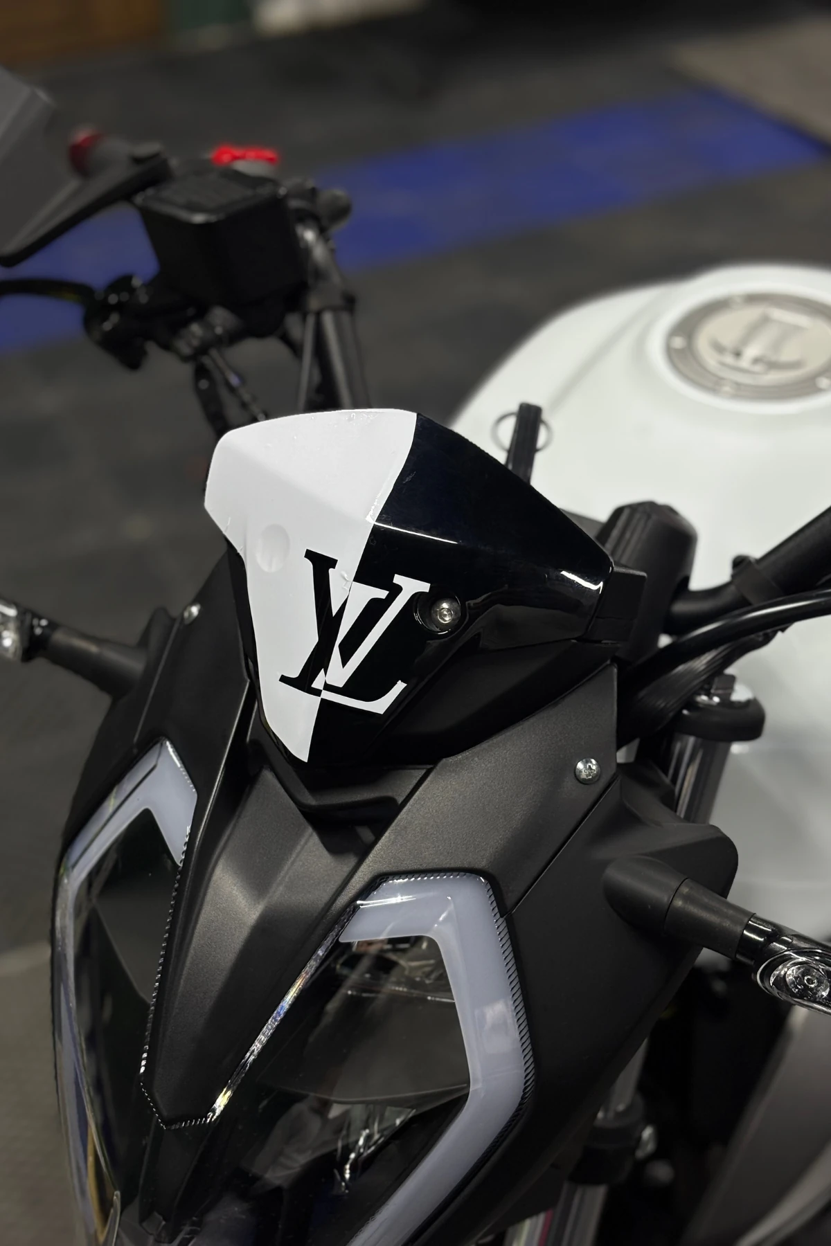 Benelli125s ve RKS RK125 için Beyaz Renk LV Desenli Kafa Sticker Etiket 