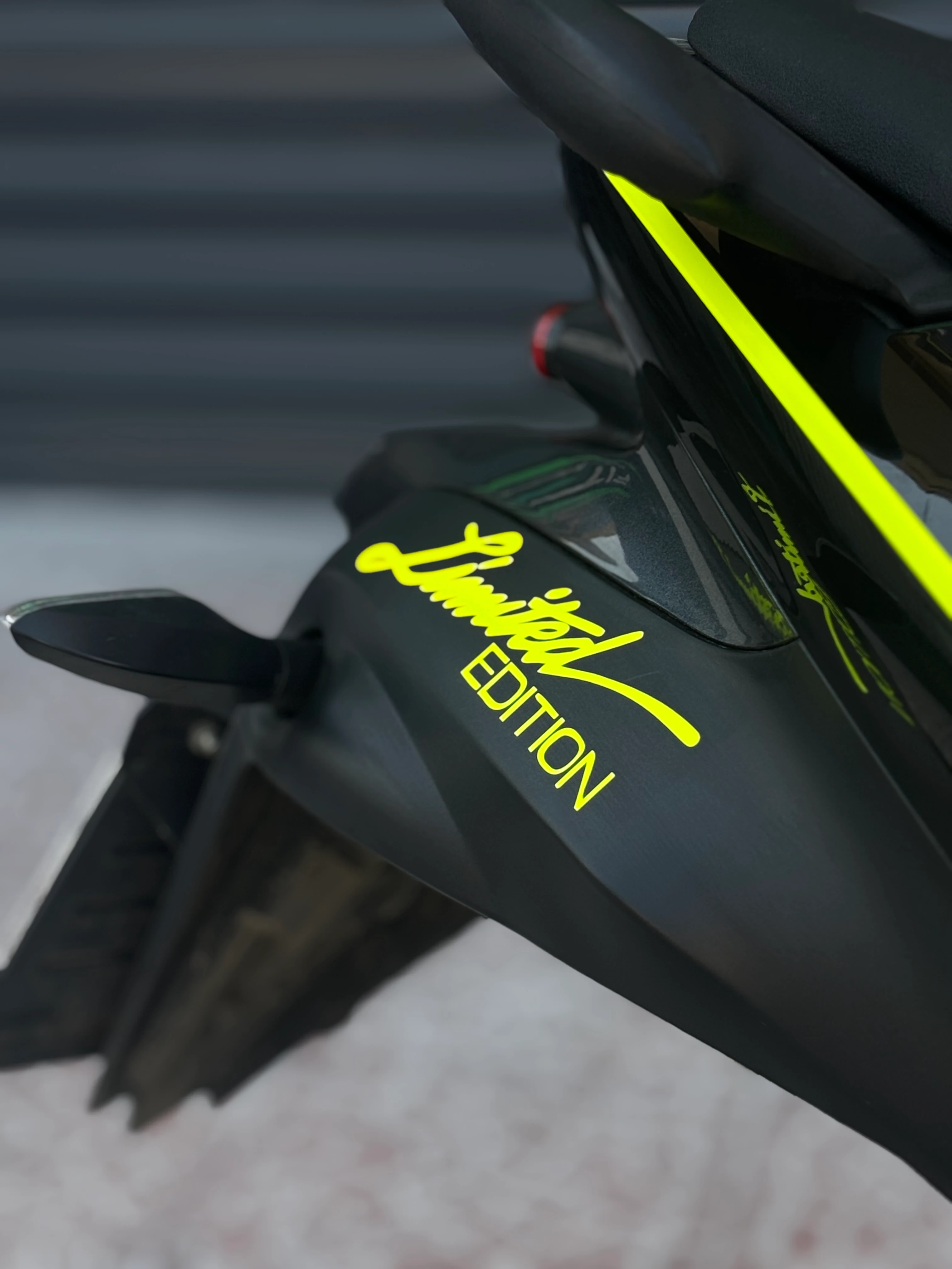 Motosiklet ve Kask için Neon Sarı Limited Edition Sticker Etiket (14CMx4CM)