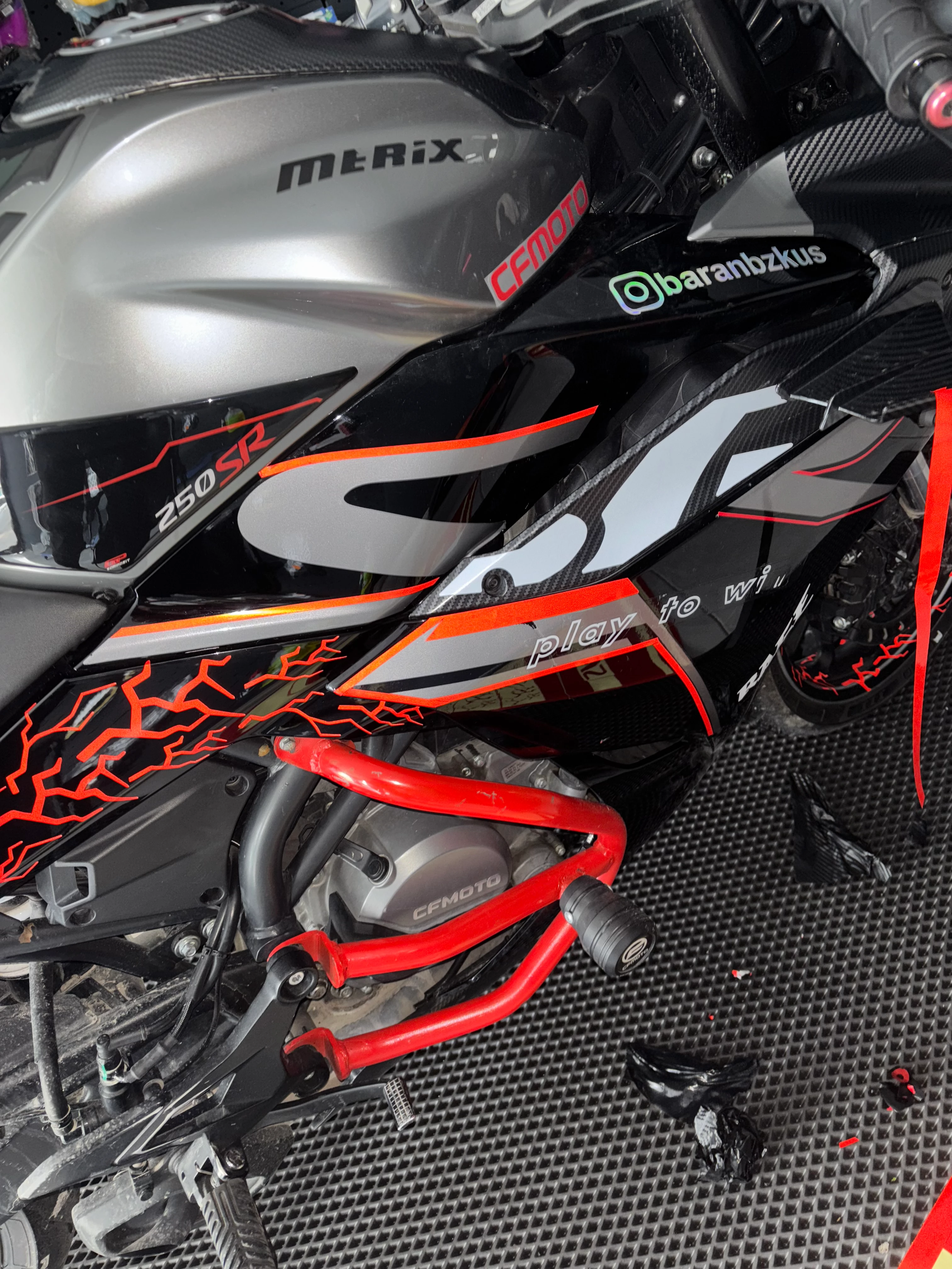 Motosiklet ve Kask için Reflektörlü Kırmızı Şimşek Sticker Seti (32'li)