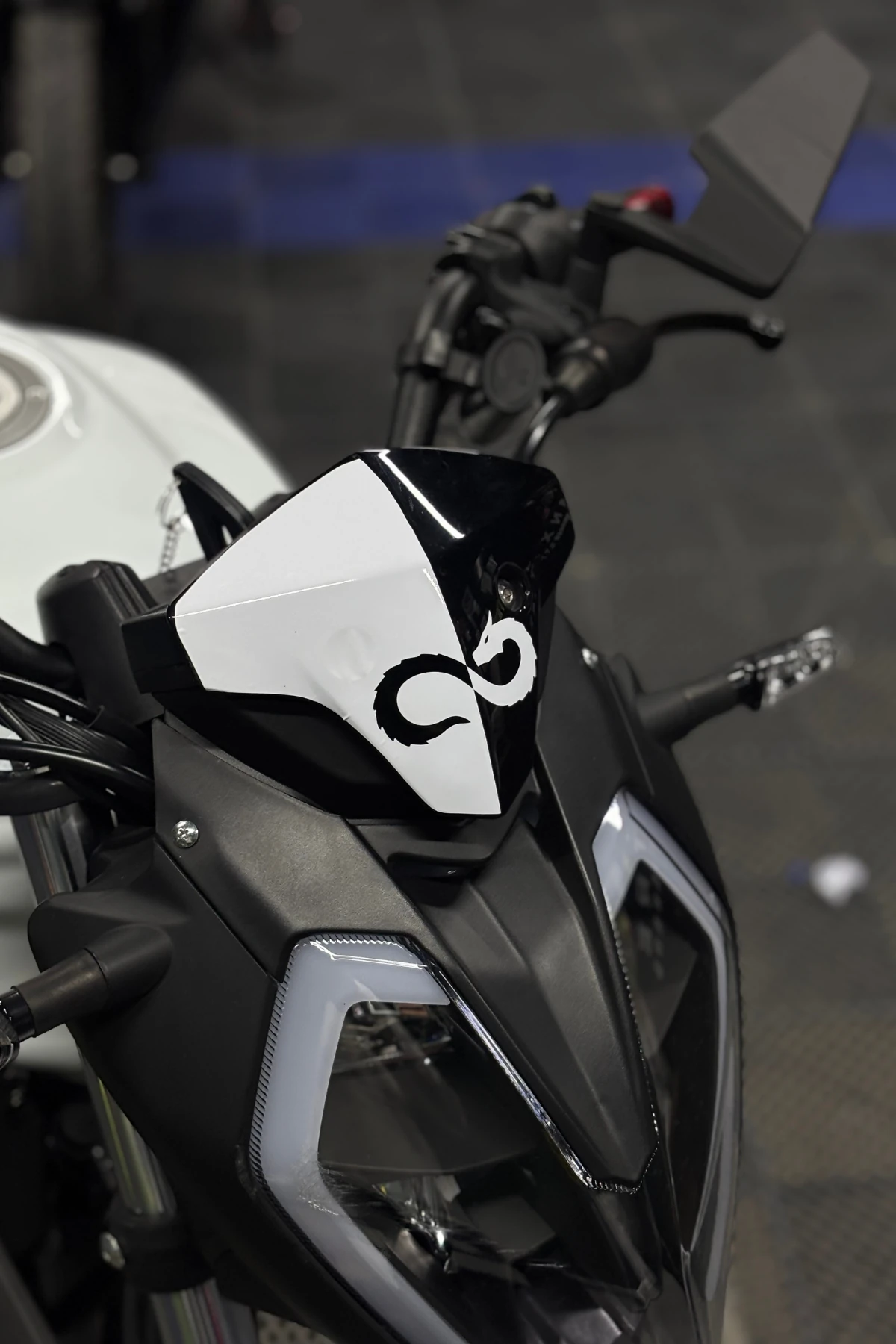 Benelli 125s ve RKS RK125 için Ejder Desenli Beyaz Kafa Detay Sticker 