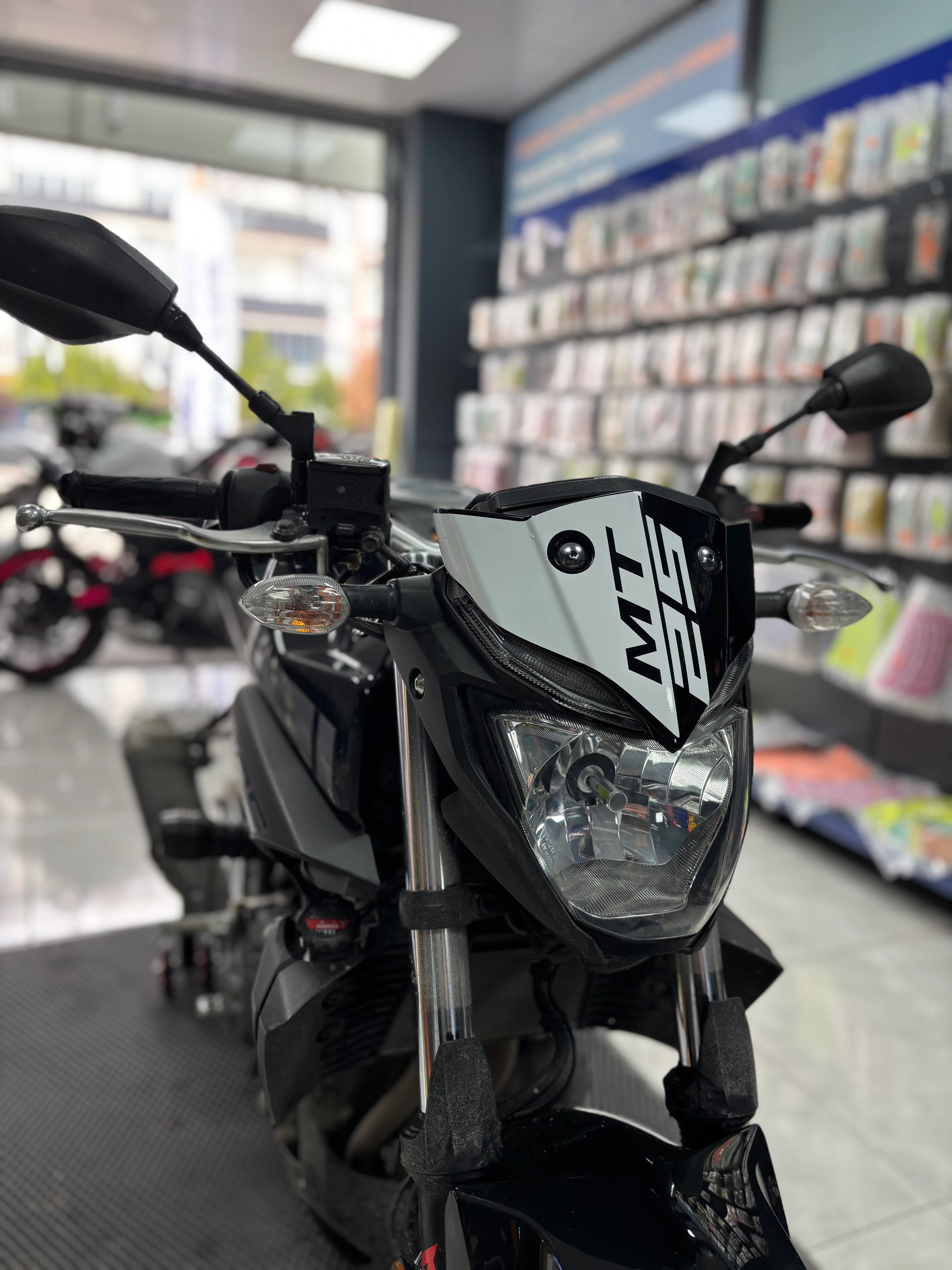 Yamaha MT-25 için Beyaz Renk Kafa Sticker Etiket 