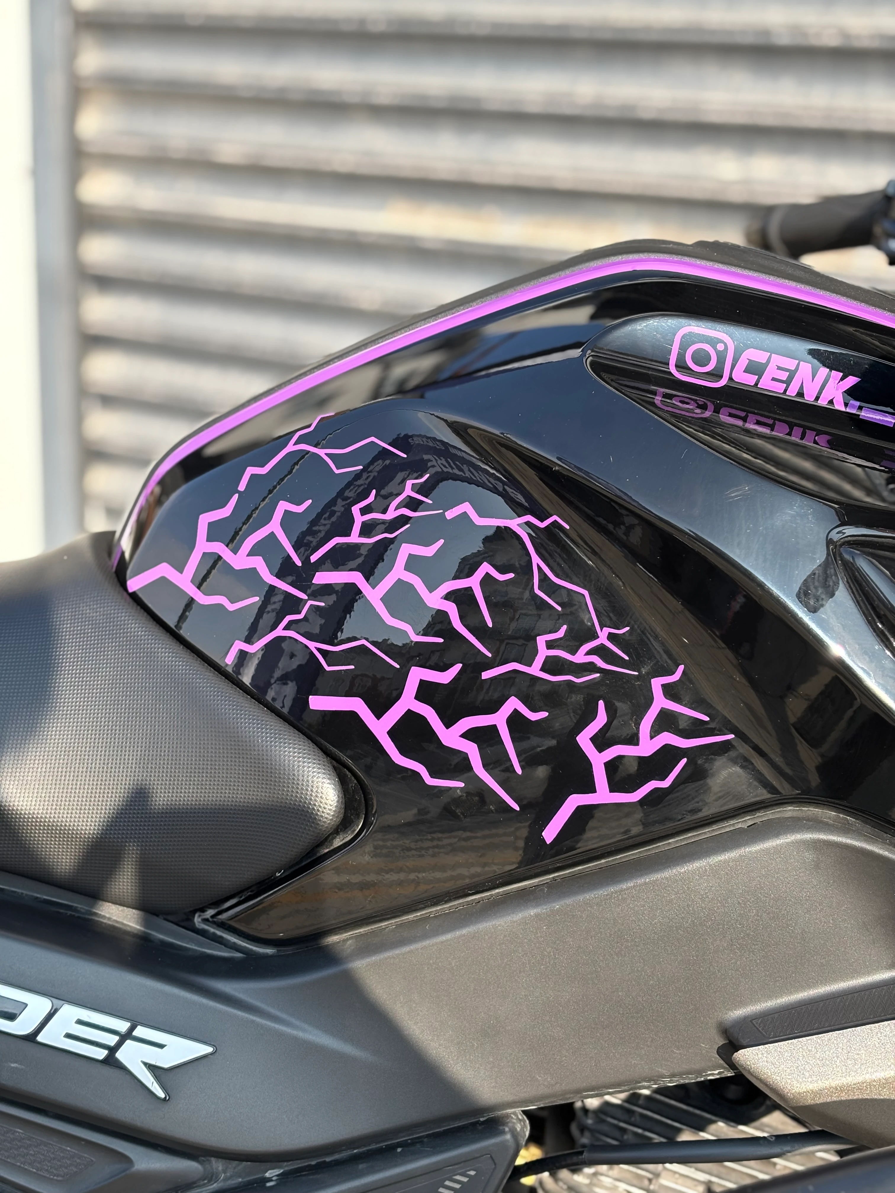 Motosiklet ve Kask için Mor Renk Yıldırım Şimşek Seti (16 Parça)