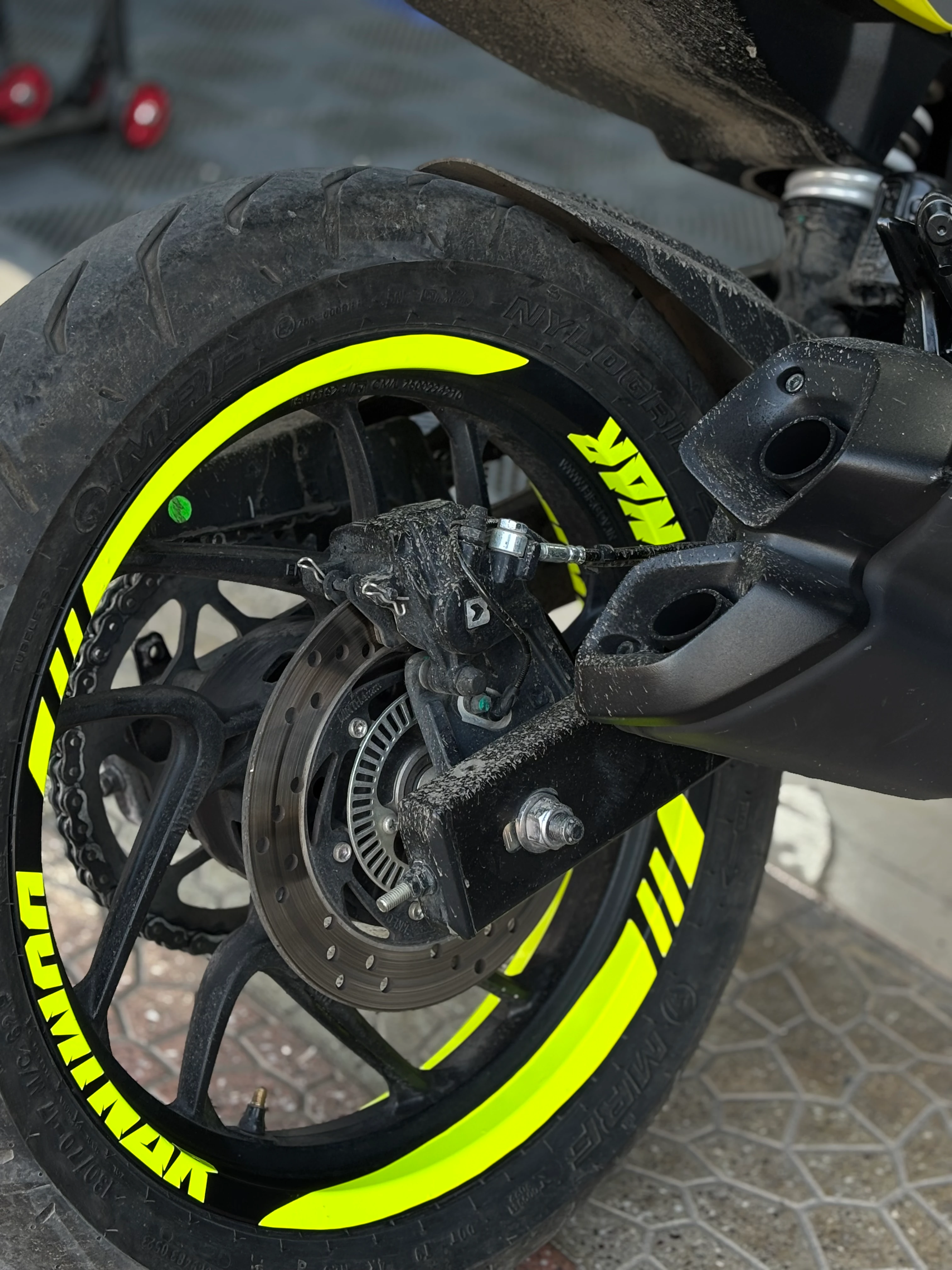 Bajaj Dominar için Neon Sarı Jant Şeridi Sticker Seti 16 Parça 