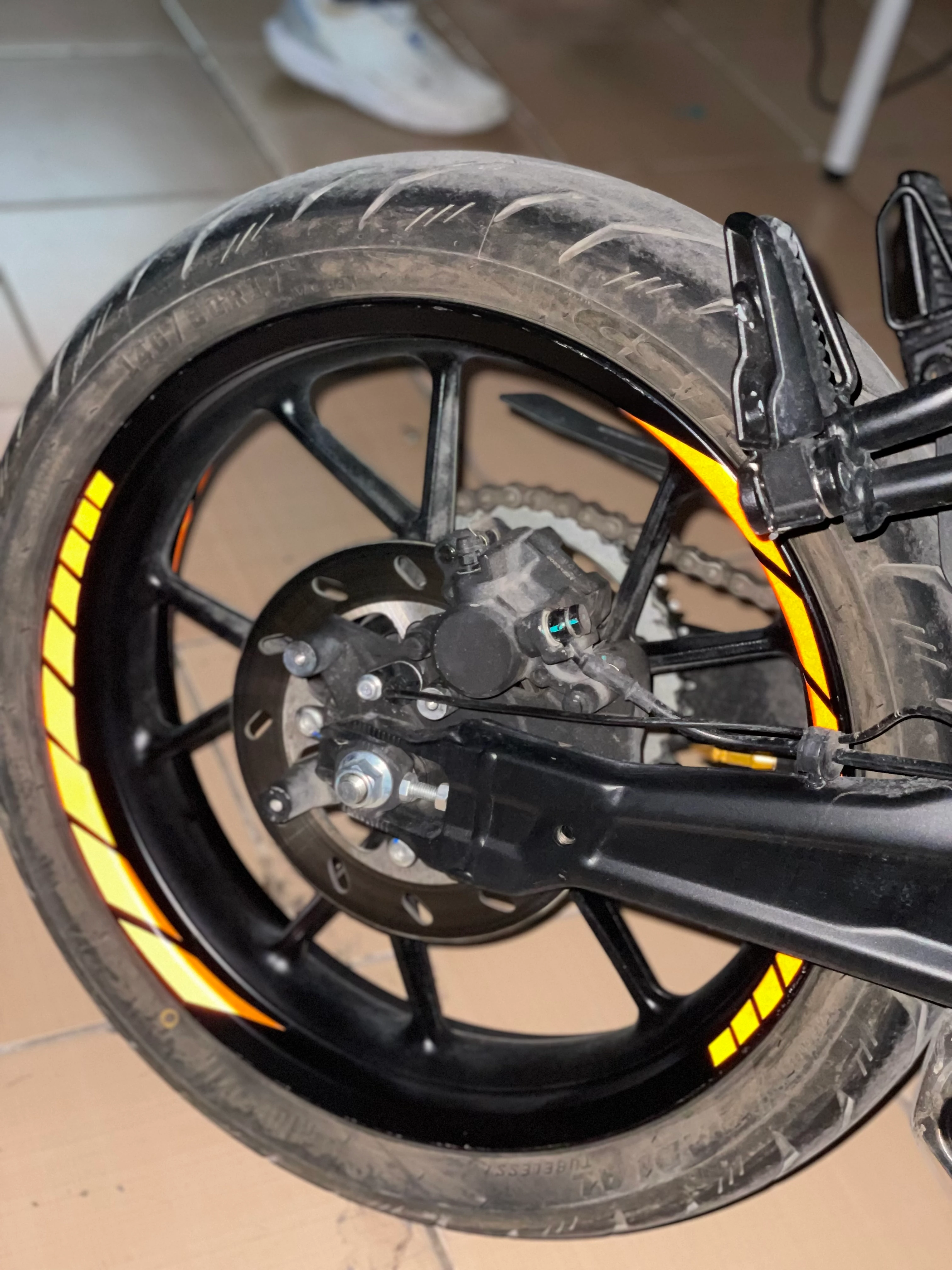 Motosiklet Jantı için 17 Inch Jantlara Uyumlu Reflektörlü Turuncu Jant Şeridi Sticker (8 Parça)