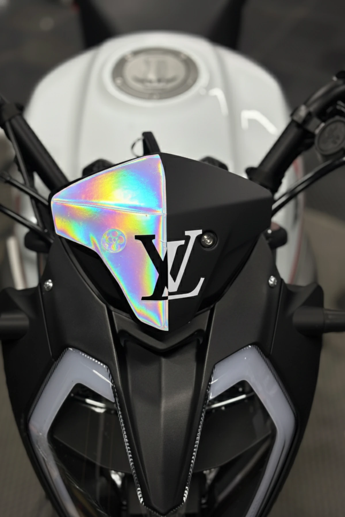 Benelli 125s ve RKS RK125 için Hologramlı LV Kafa Desenli Sticker 