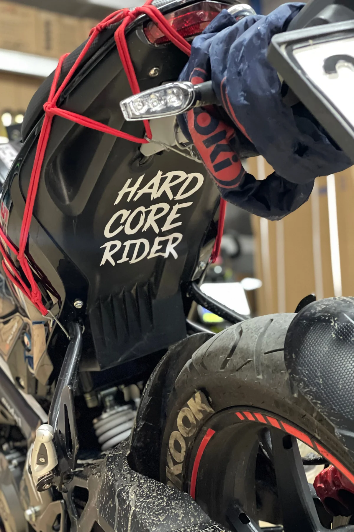 Motosiklet Depo ve Sele Altı için Beyaz Renk Hardcore Rider Sticker Etiket (15CMx12CM)