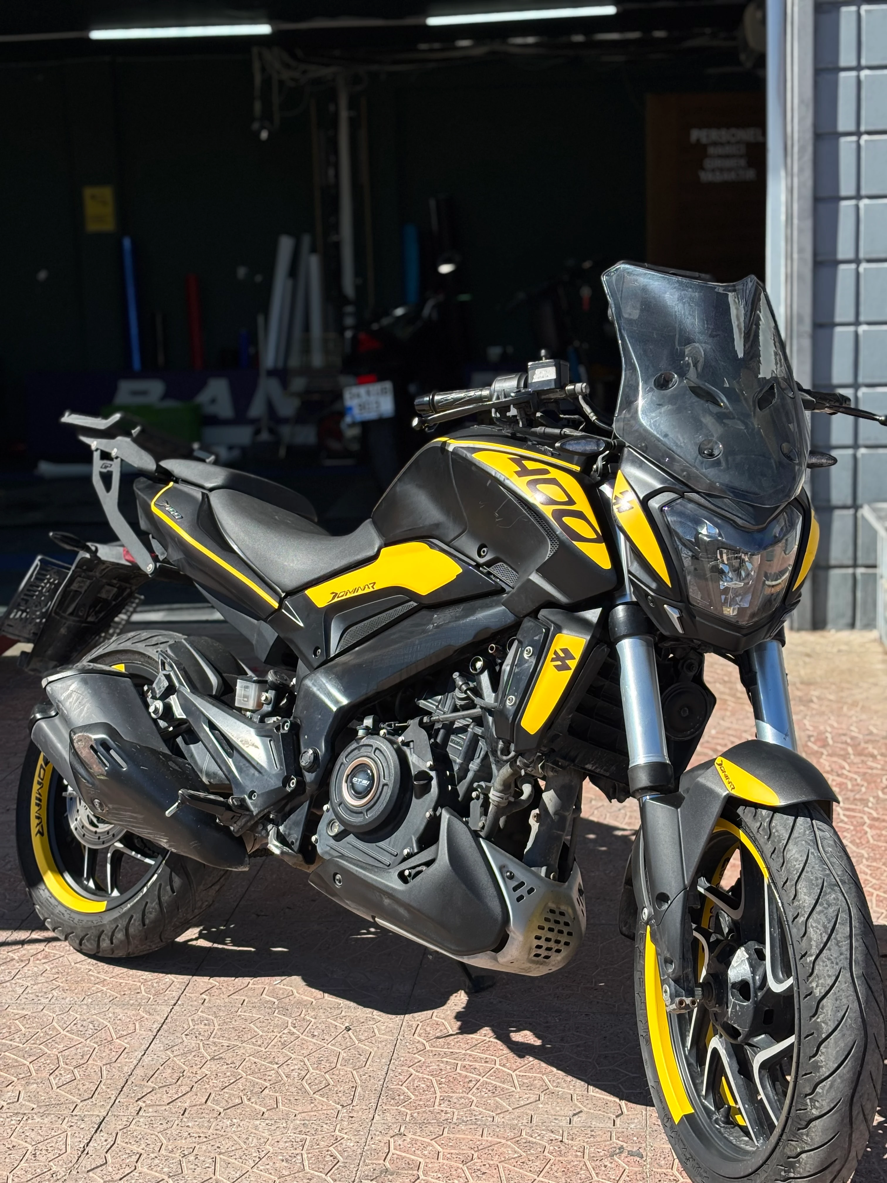 Bajaj Dominar 250/400 için Mat Sarı Desenli Sticker Seti 