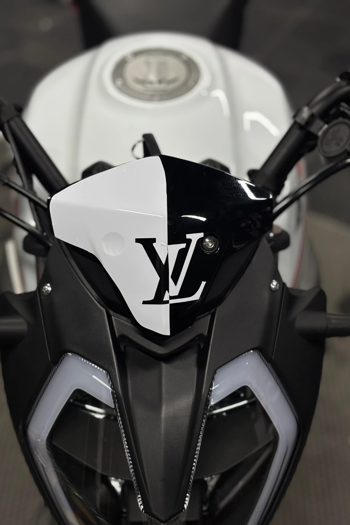 Benelli125s ve RKS RK125 için Beyaz Renk LV Desenli Kafa Sticker Etiket 