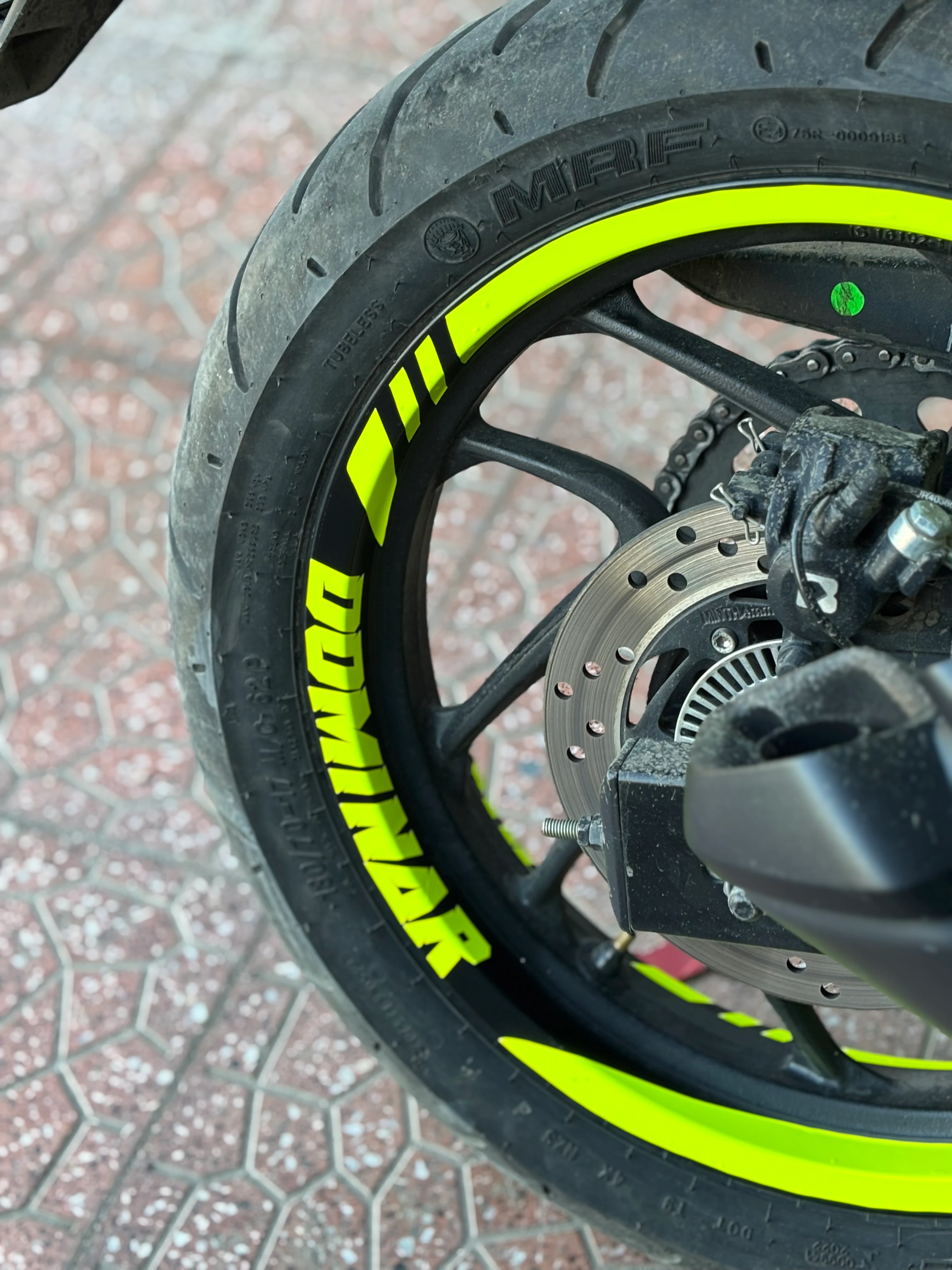 Bajaj Dominar için Neon Sarı Jant Şeridi Sticker Seti 16 Parça 