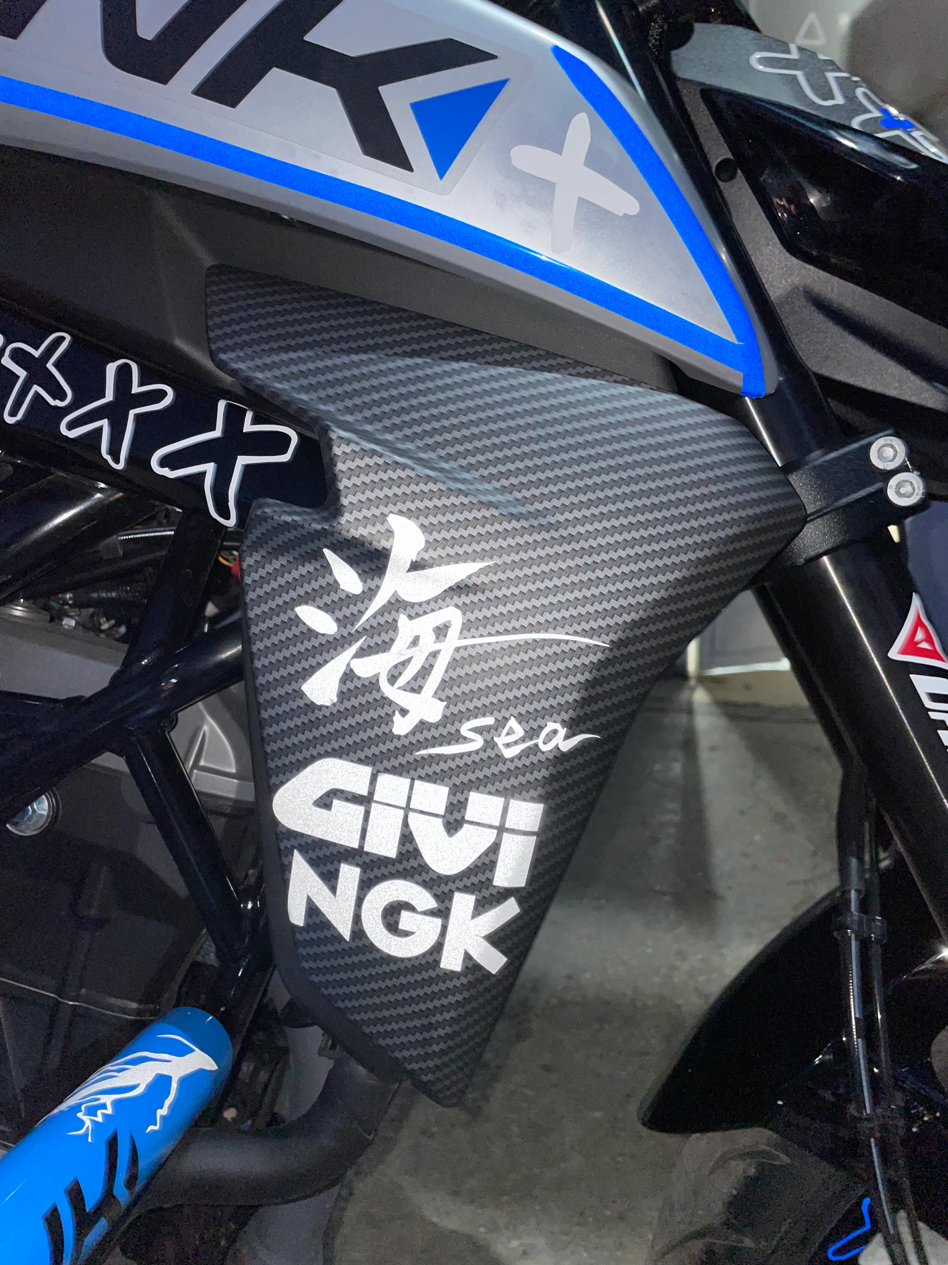 CFMOTO NK250 için Yan Kapak Uyumlu GİVİ Sponsor Sticker Beyaz Renk (1 Adet)