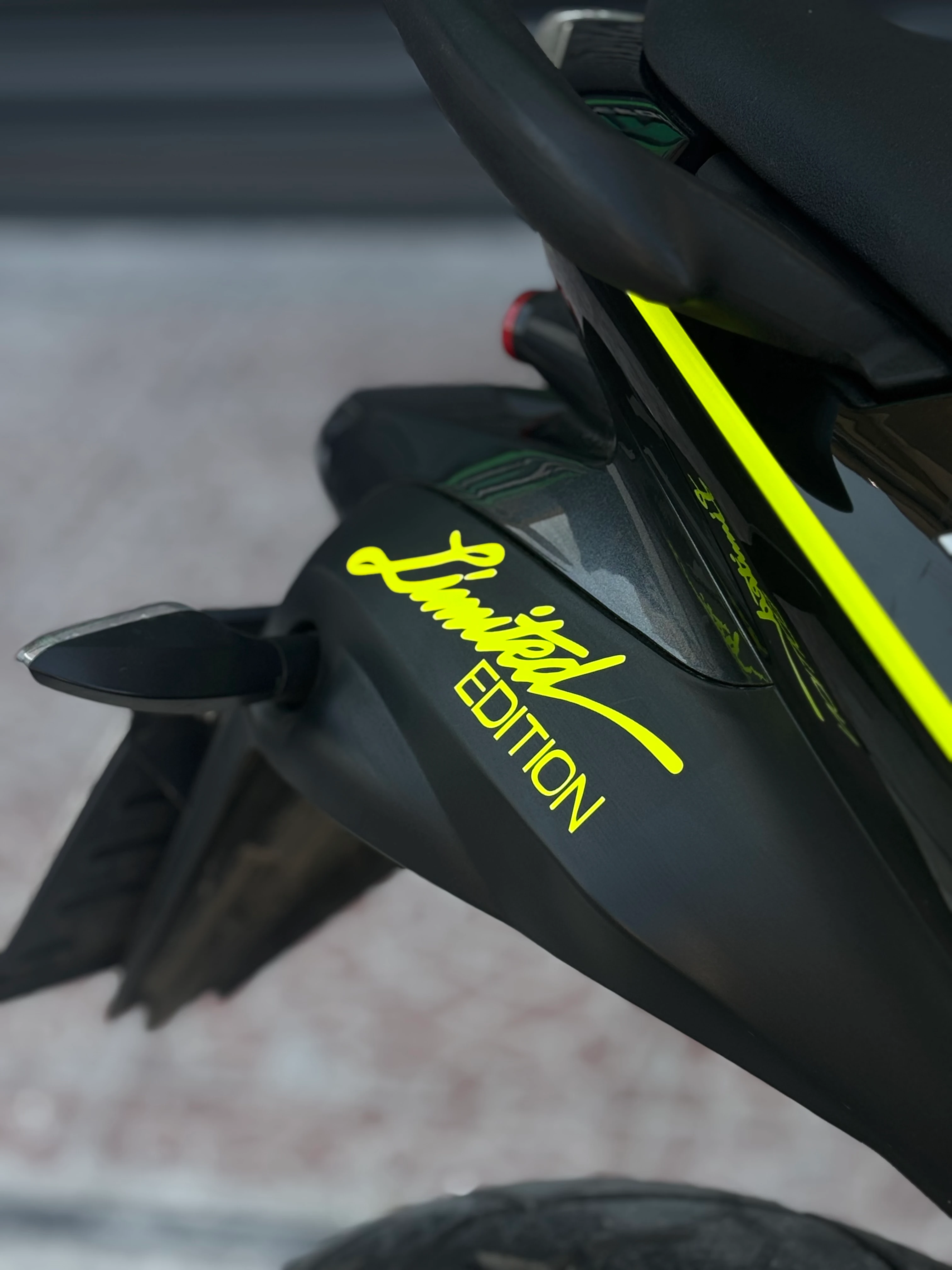 Motosiklet ve Kask için Neon Sarı Limited Edition Sticker Etiket (14CMx4CM)