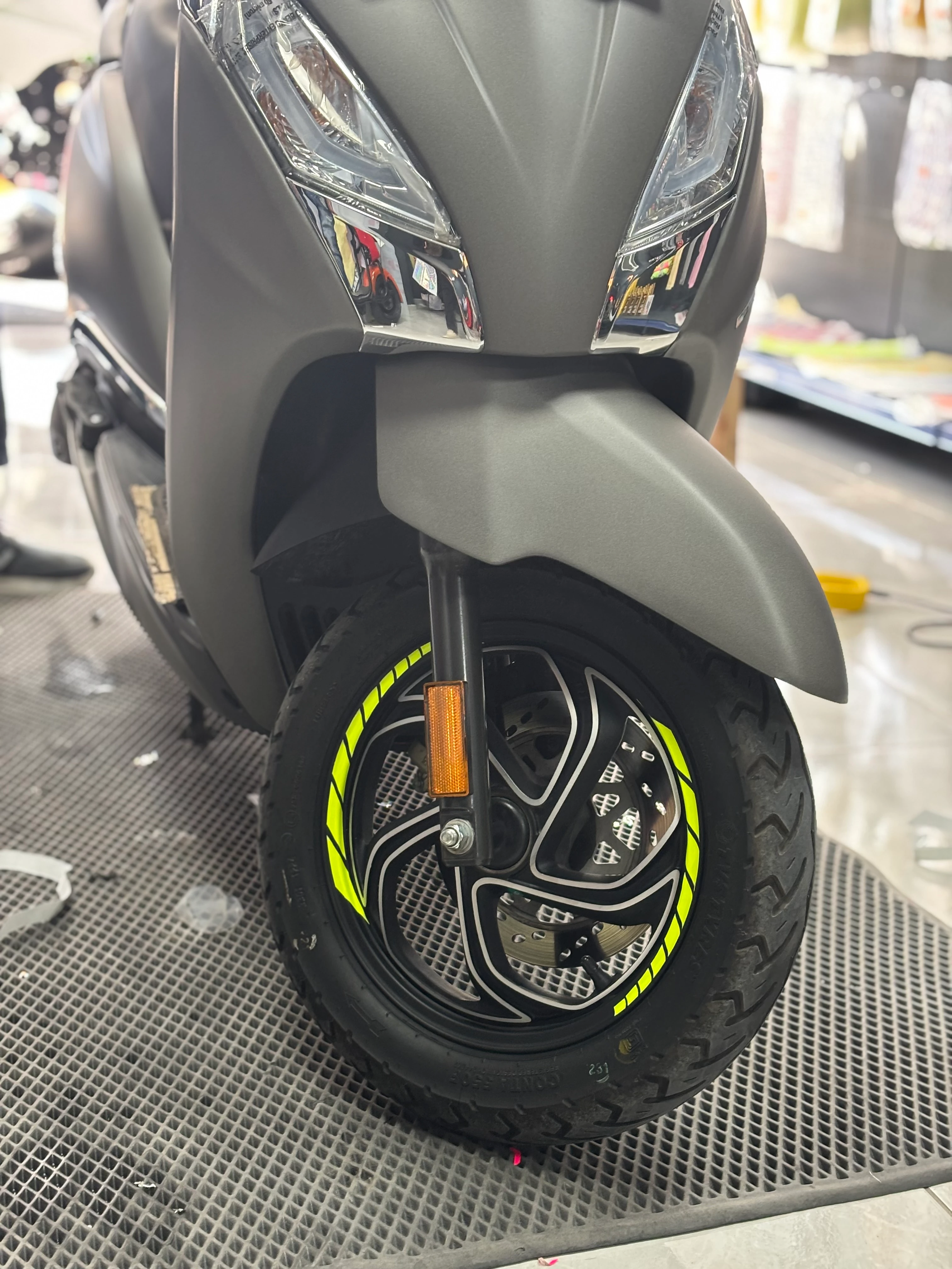 Universal Scooterlar için Tüm Modellere Uyumlu Neon Sarı Jant Şeridi Sticker Seti ( 8 Parça)