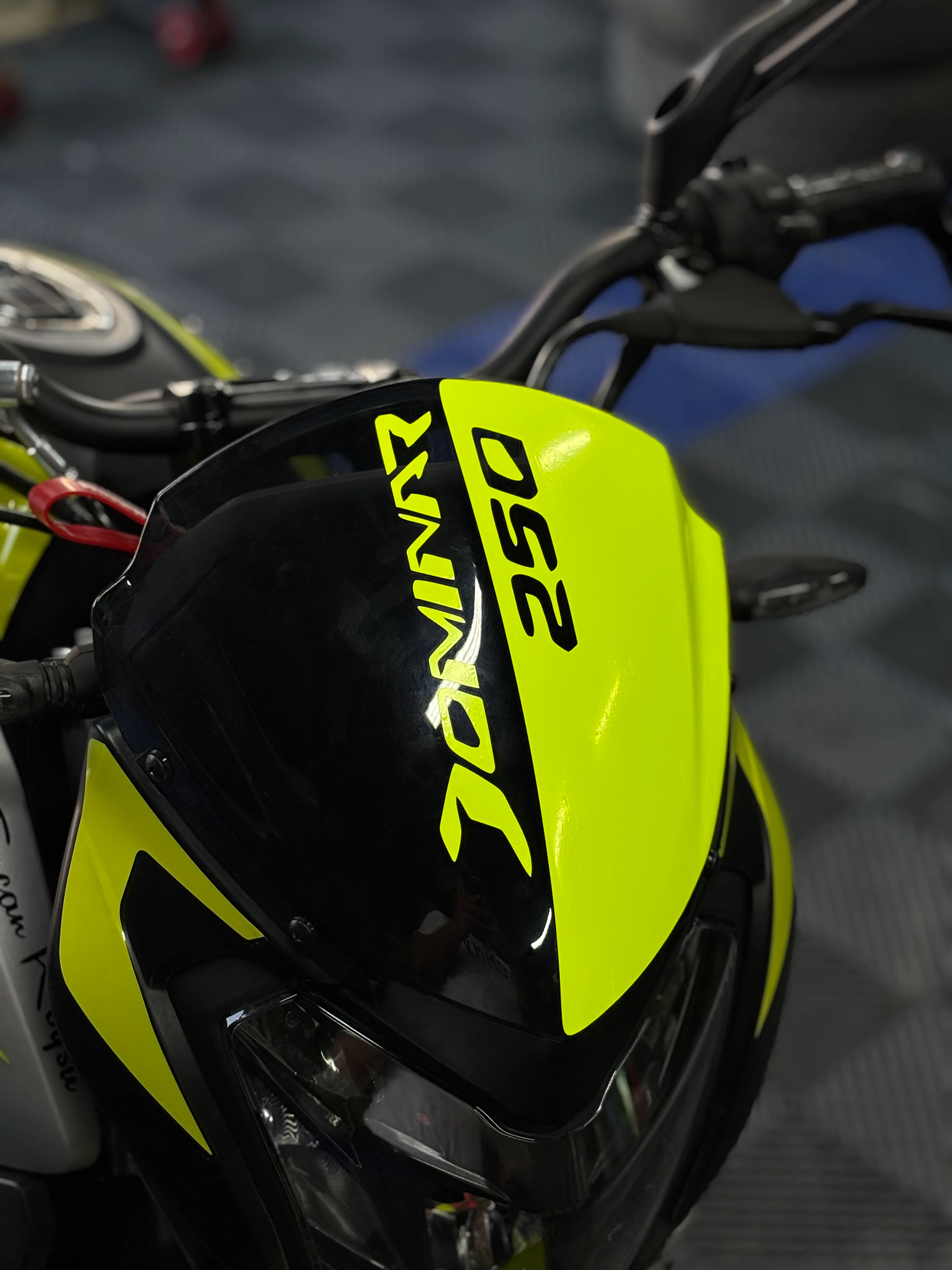 Bajaj Dominar 250 için Neon Sarı Kafa Sticker Etiket 