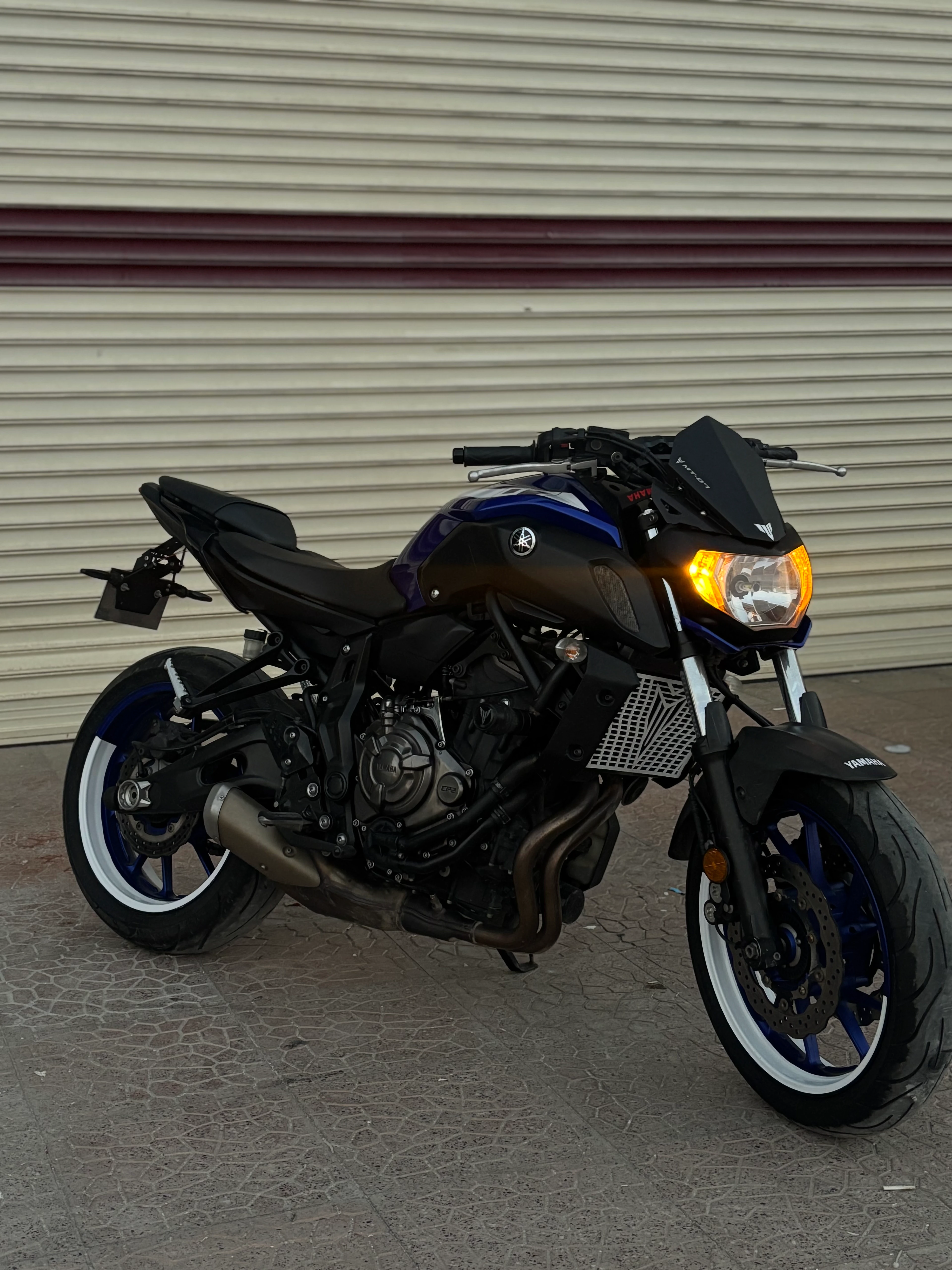 Motosiklet Jantı için 17 Inch Kalın Yanaklı Jantlara Uyumlu Beyaz Renk Yarım Jant Şeridi Sticker Seti (4 Parça)