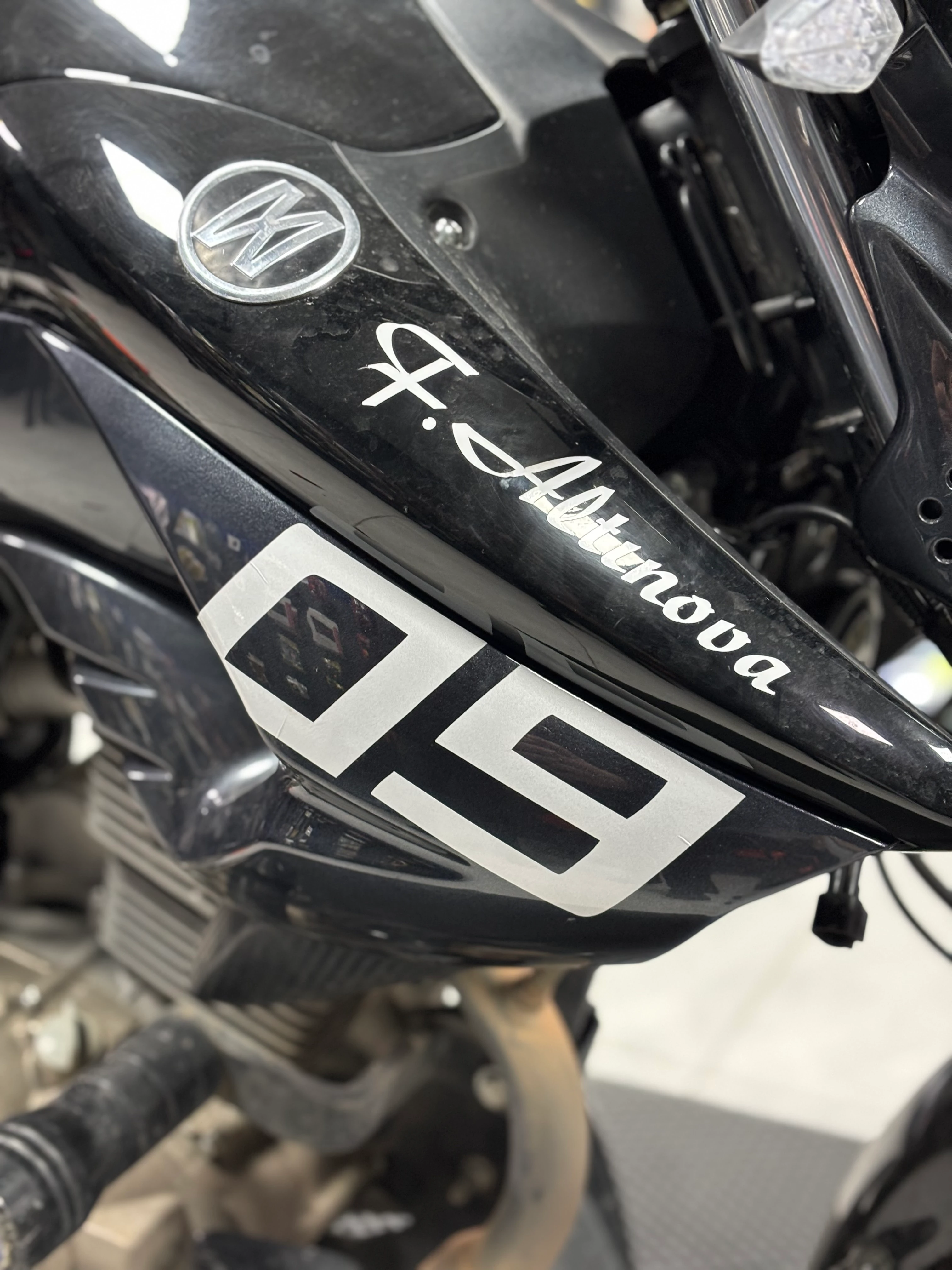 Mondial Drift-L için Reflektörlü Beyaz 09 Yazı Sticker Etiket (Sağ ve Sol)