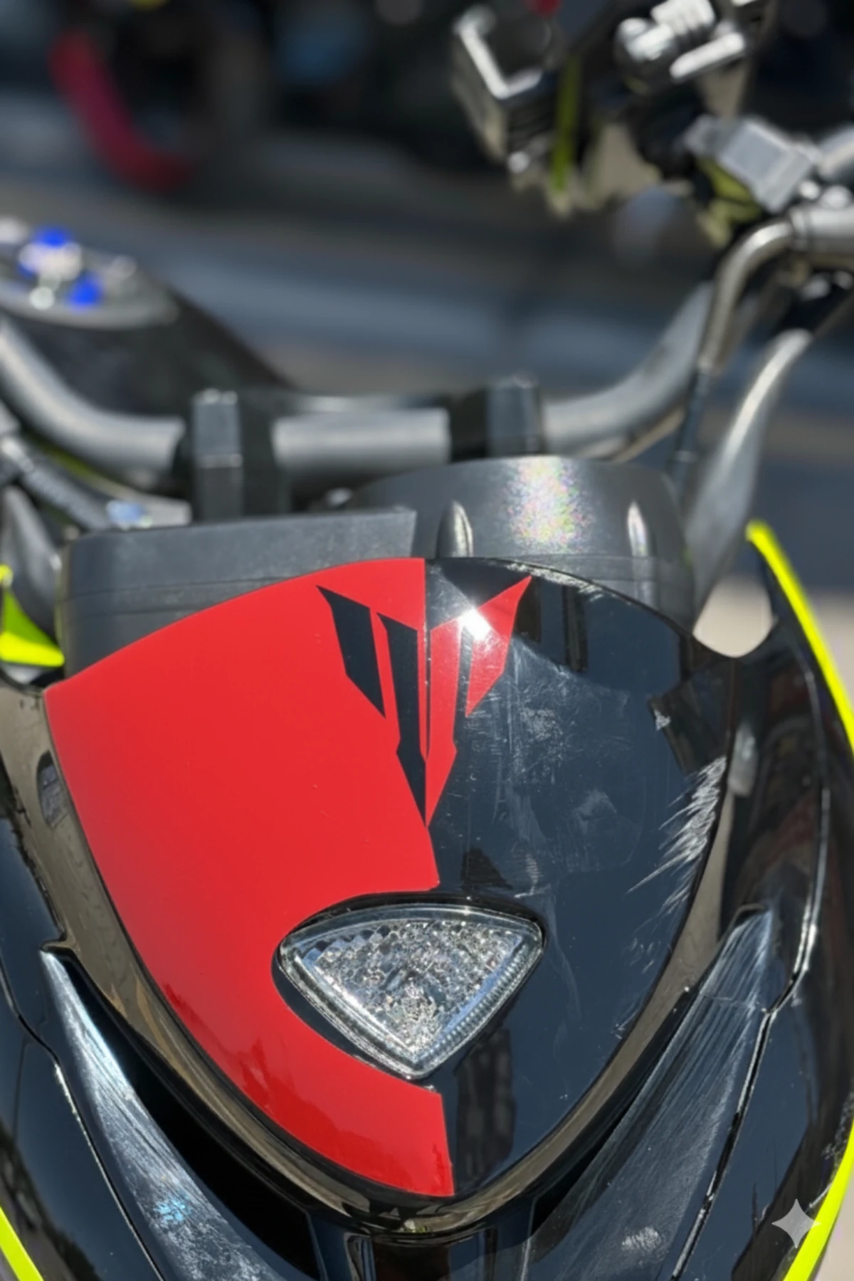 Mondial Drift-L için Kırmızı Renk MT Logolu Kafa Detay Sticker 