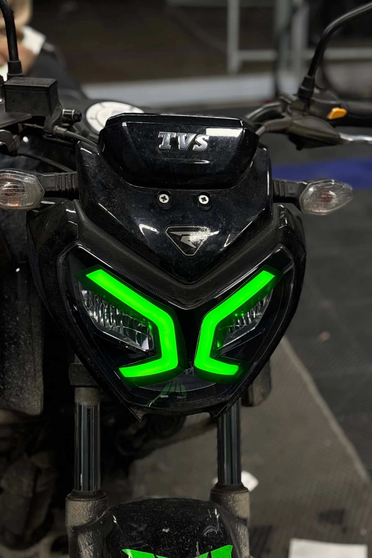 TVS Raider 125 için Yeşil Renk Far Tasarım Film Sticker 