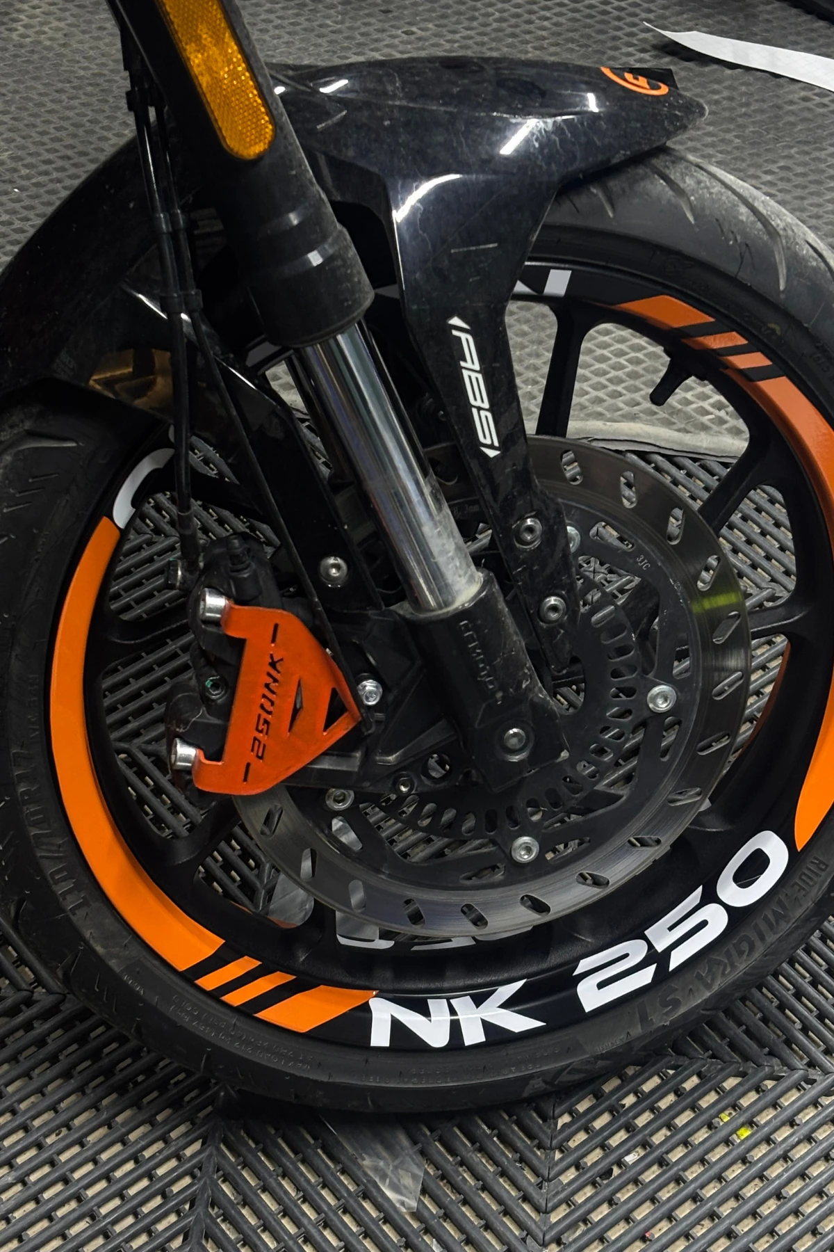 CFMOTO NK250 için Turuncu-Beyaz Renk 16 Parça Jant Şeridi Sticker Seti 
