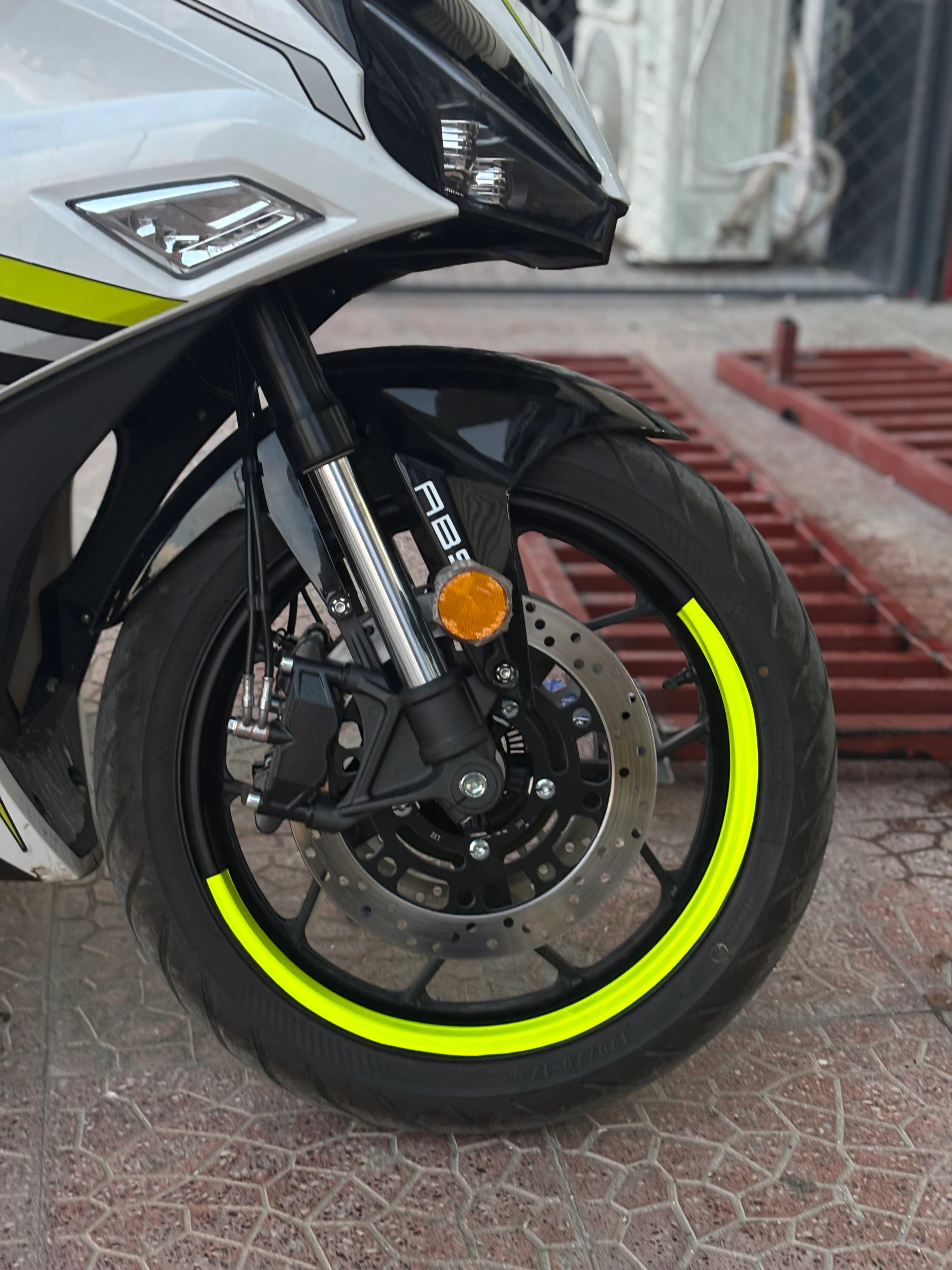 Motosiklet Jantı için 17 Inch Motorlara Uyumlu Neon Sarı Yarım Jant Sticker Seti (4 Parça)