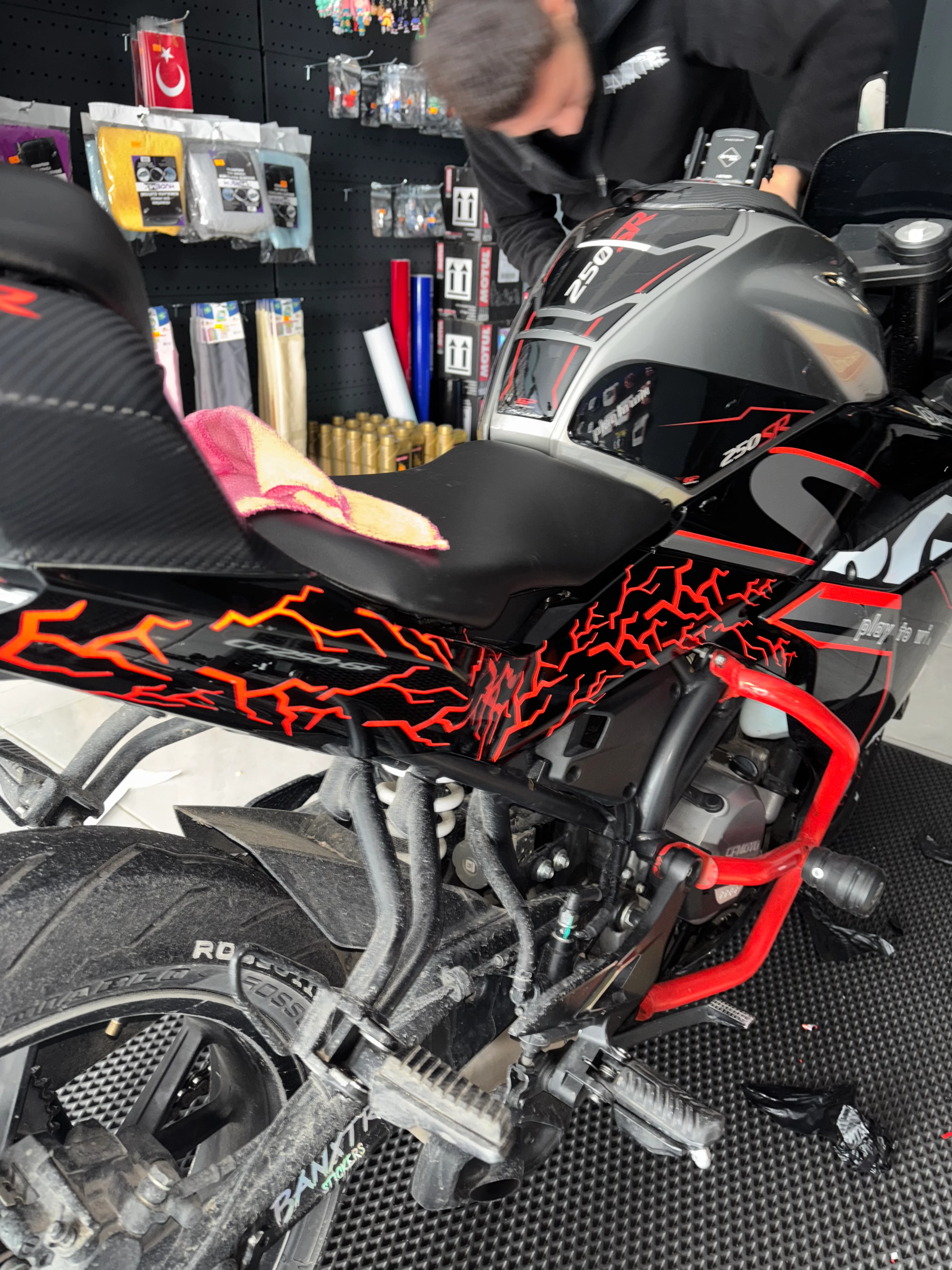 Motosiklet ve Kask için Reflektörlü Kırmızı Şimşek Sticker Seti (32'li)