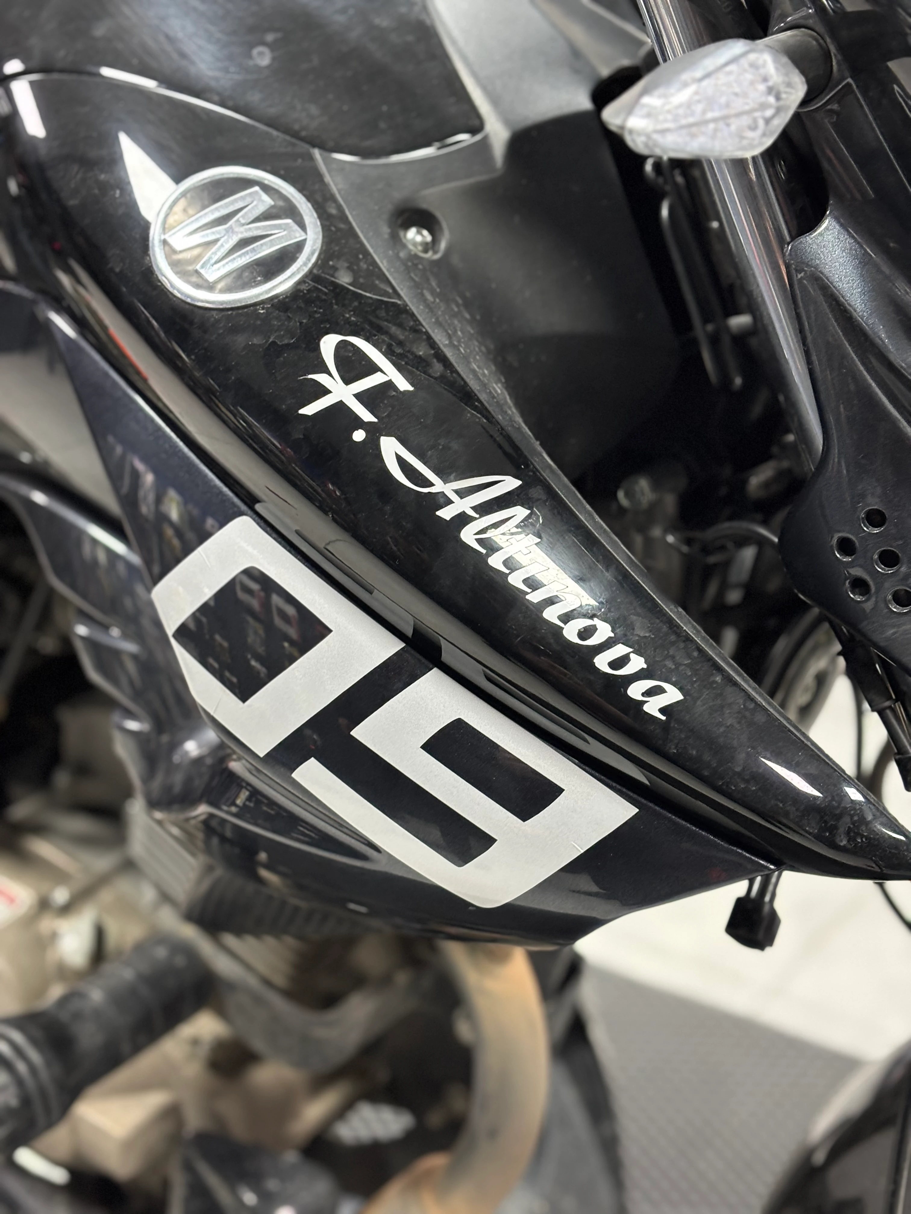 Mondial Drift-L için Reflektörlü Beyaz 09 Yazı Sticker Etiket (Sağ ve Sol)