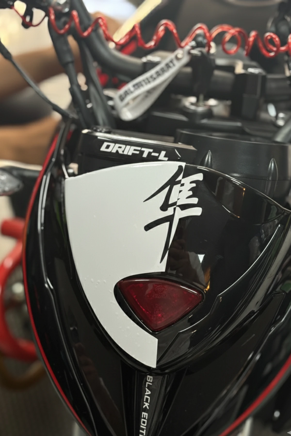 Mondial Drift-L için Beyaz Renk Hayabusa Motifli Kafa Sticker Etiket 