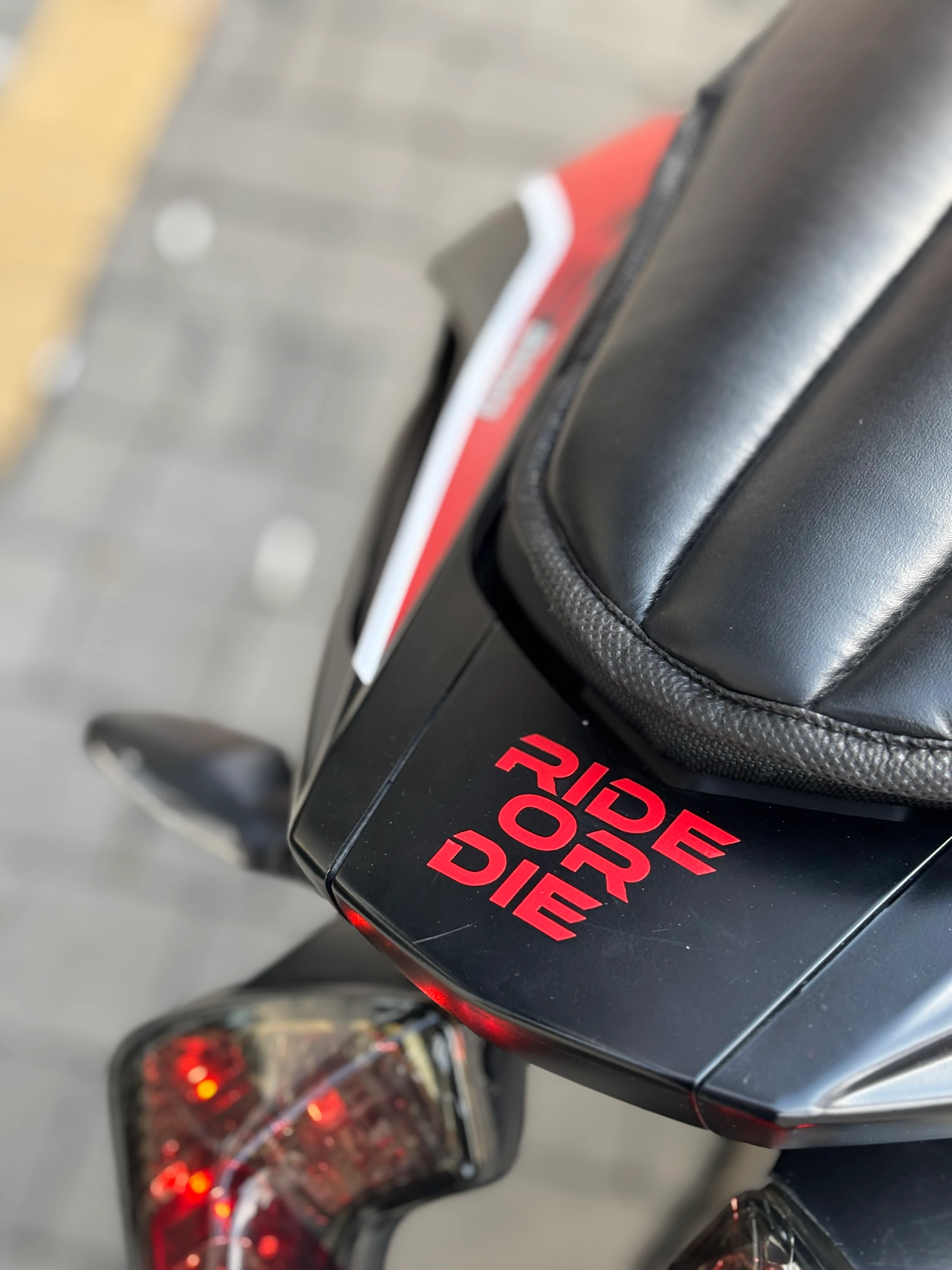 Motosiklet ve Kask için Kırmızı Renk Ride or Die Sticker Etiket (12CMx1.5CM)