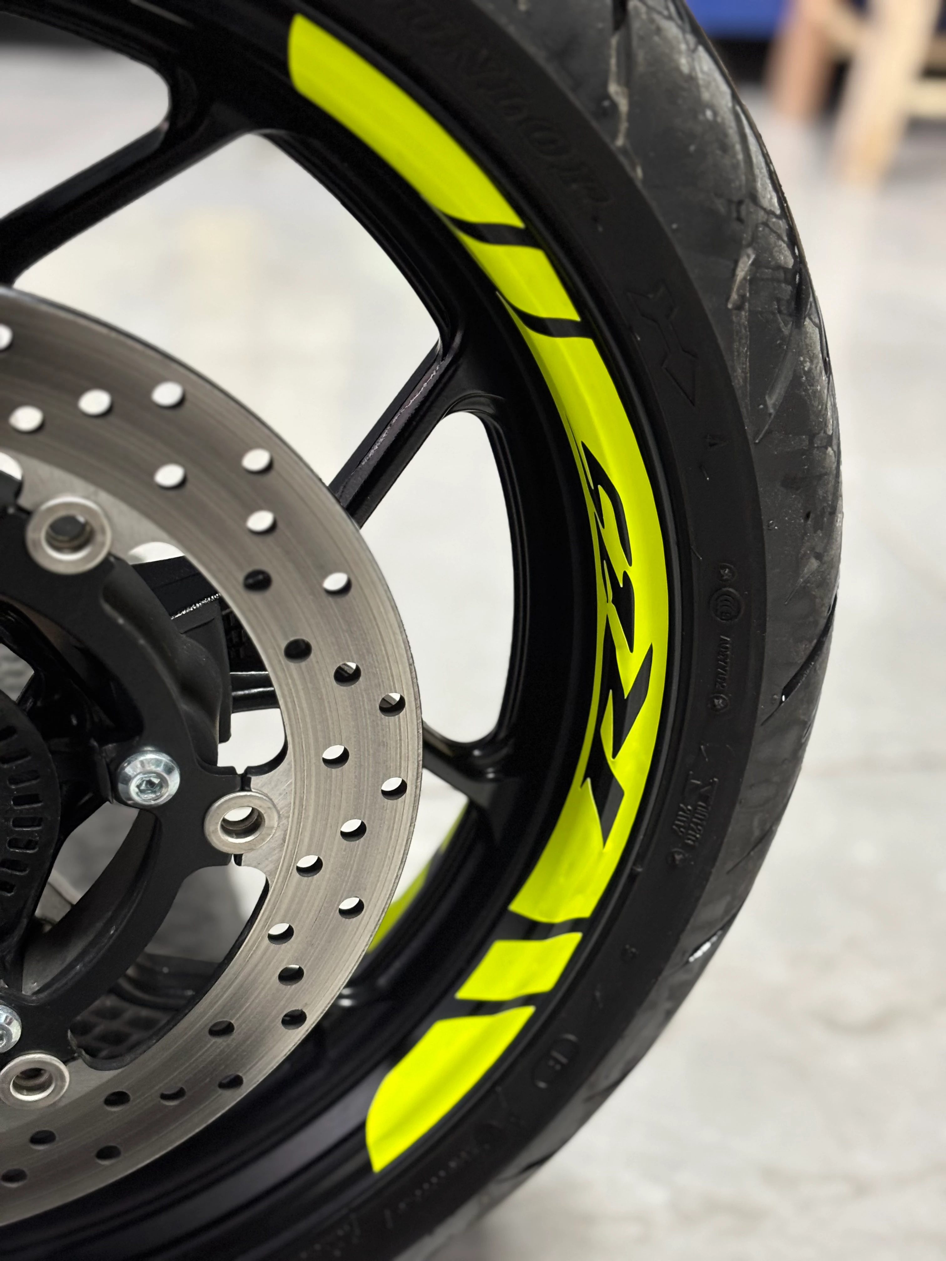 Yamaha R25 için Neon Sarı R25 Yazılı Jant Şeridi Sticker Seti (8 Parça)