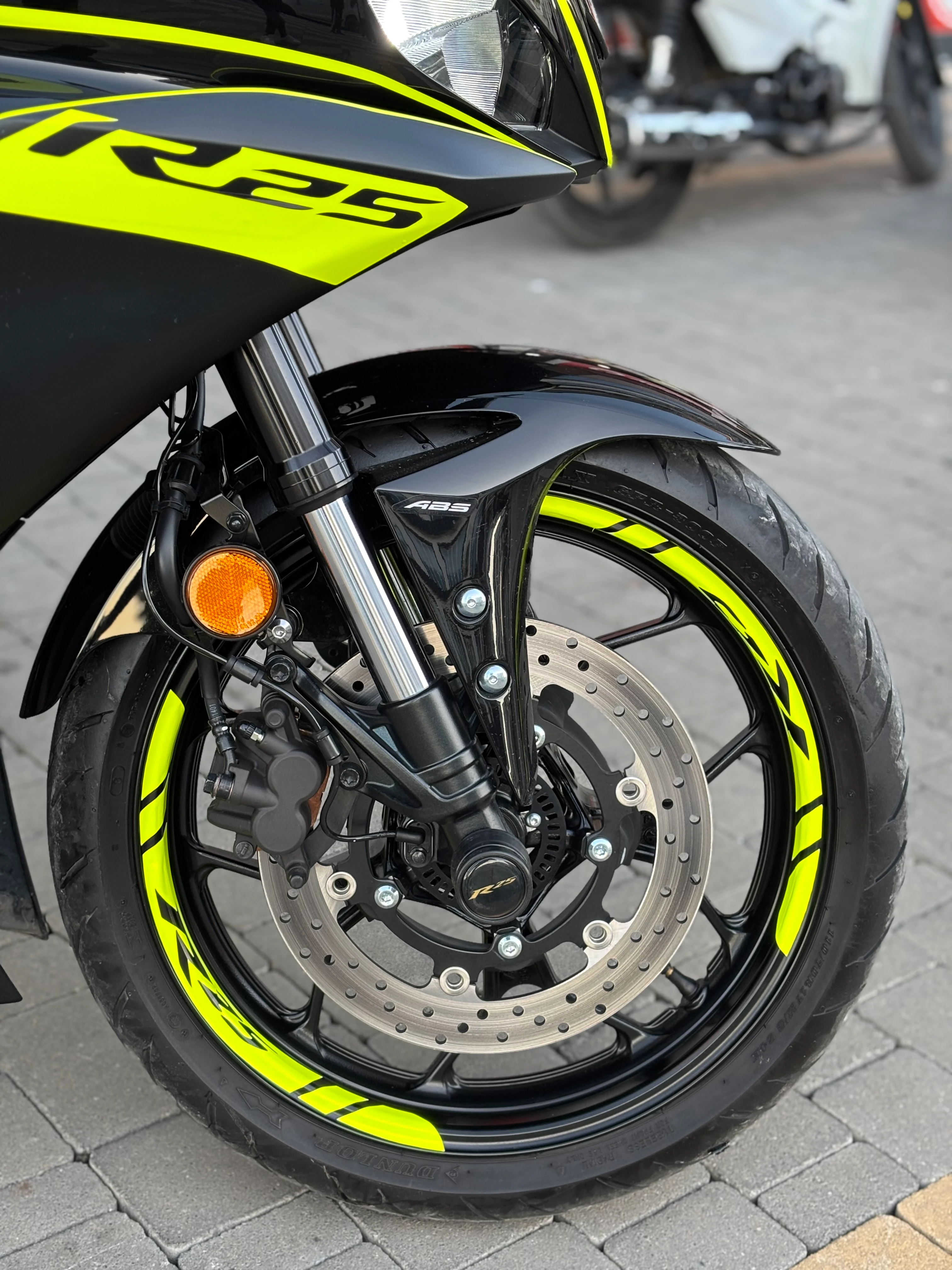 Yamaha R25 için Neon Sarı R25 Yazılı Jant Şeridi Sticker Seti (8 Parça)