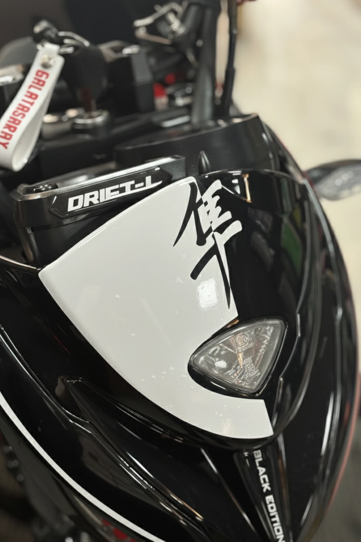 Mondial Drift-L için Beyaz Renk Hayabusa Motifli Kafa Sticker Etiket 