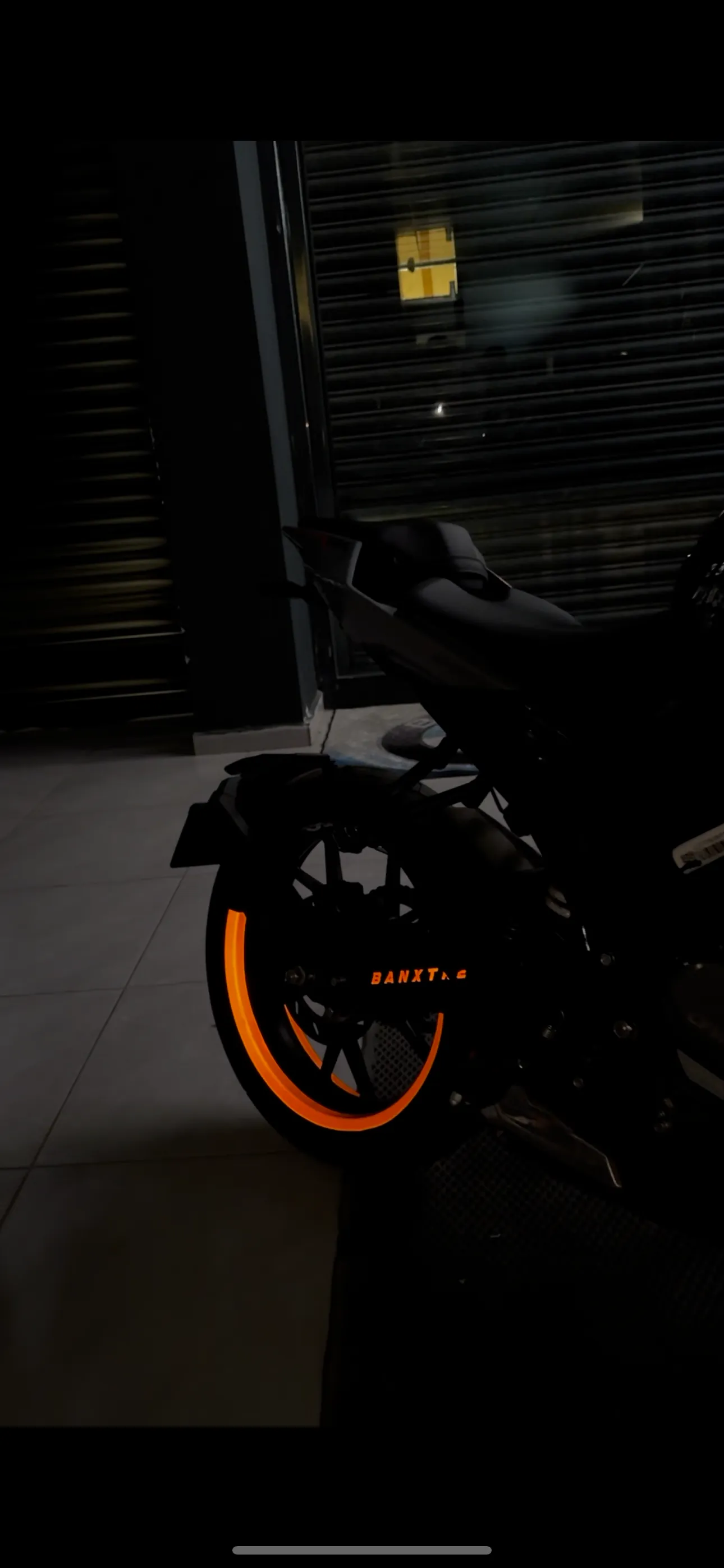 Motosiklet Jantı için 17 Inch Jantlara Uyumlu Reflektörlü Turuncu Yarım Jant Şeridi (4 Parça)