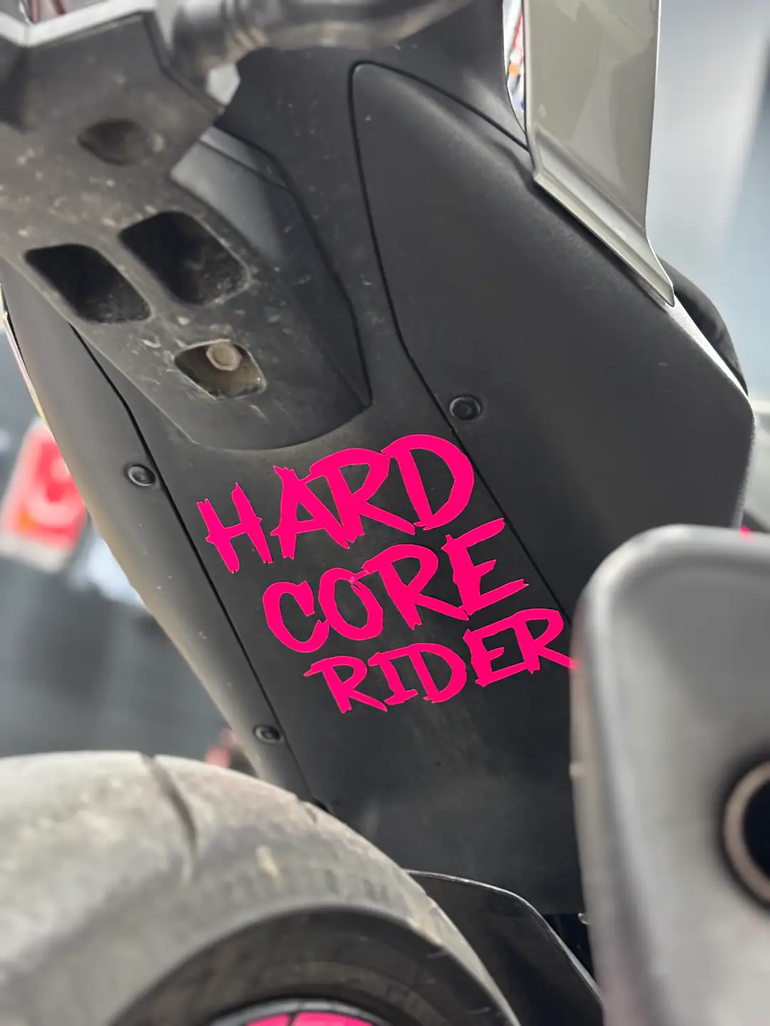 Motosiklet Sele altı ve Depo için Neon Pembe Hardcore Rider Sticker ...