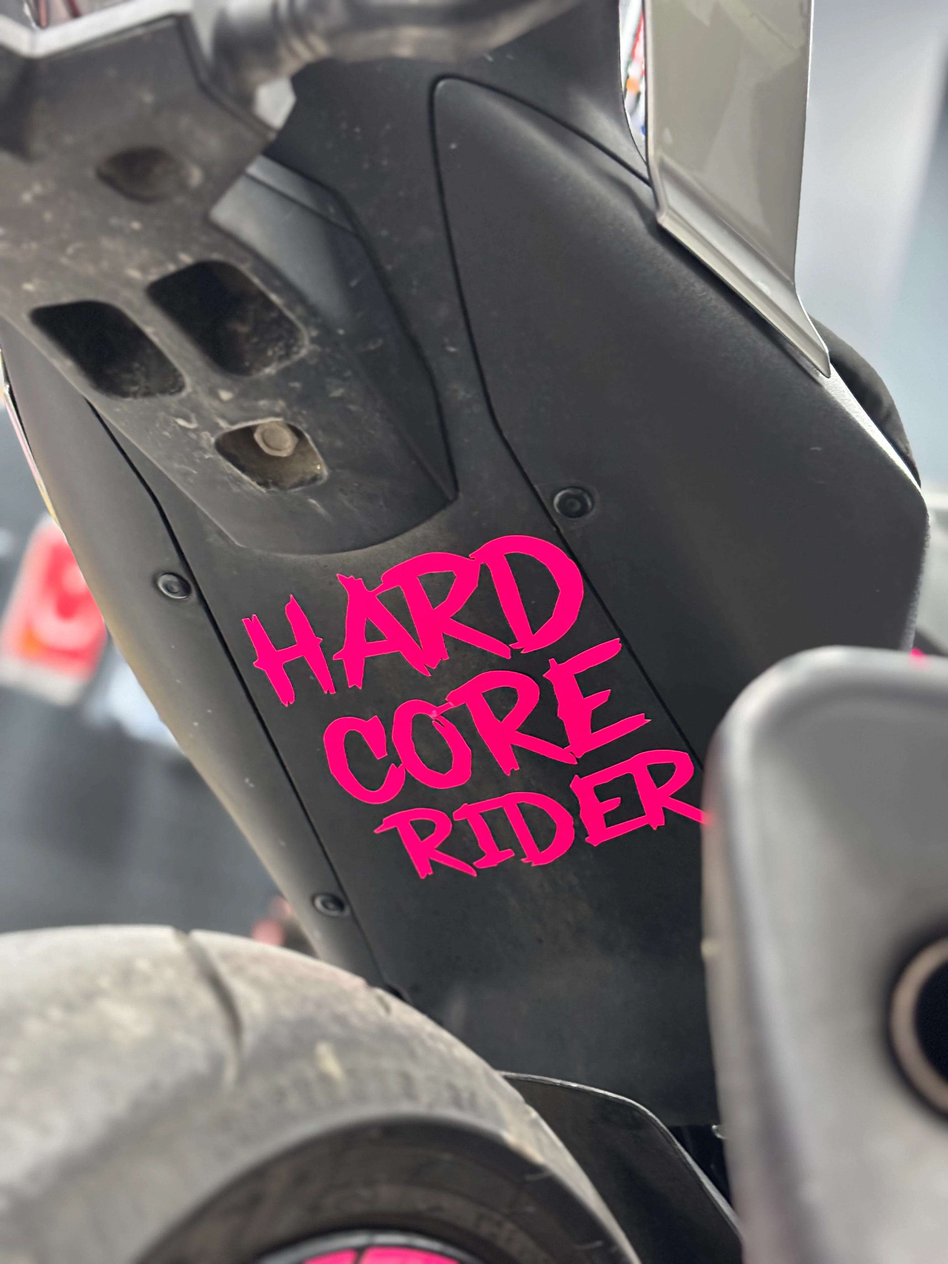 Motosiklet Sele altı ve Depo için Neon Pembe Hardcore Rider Sticker (15CMx12CM)