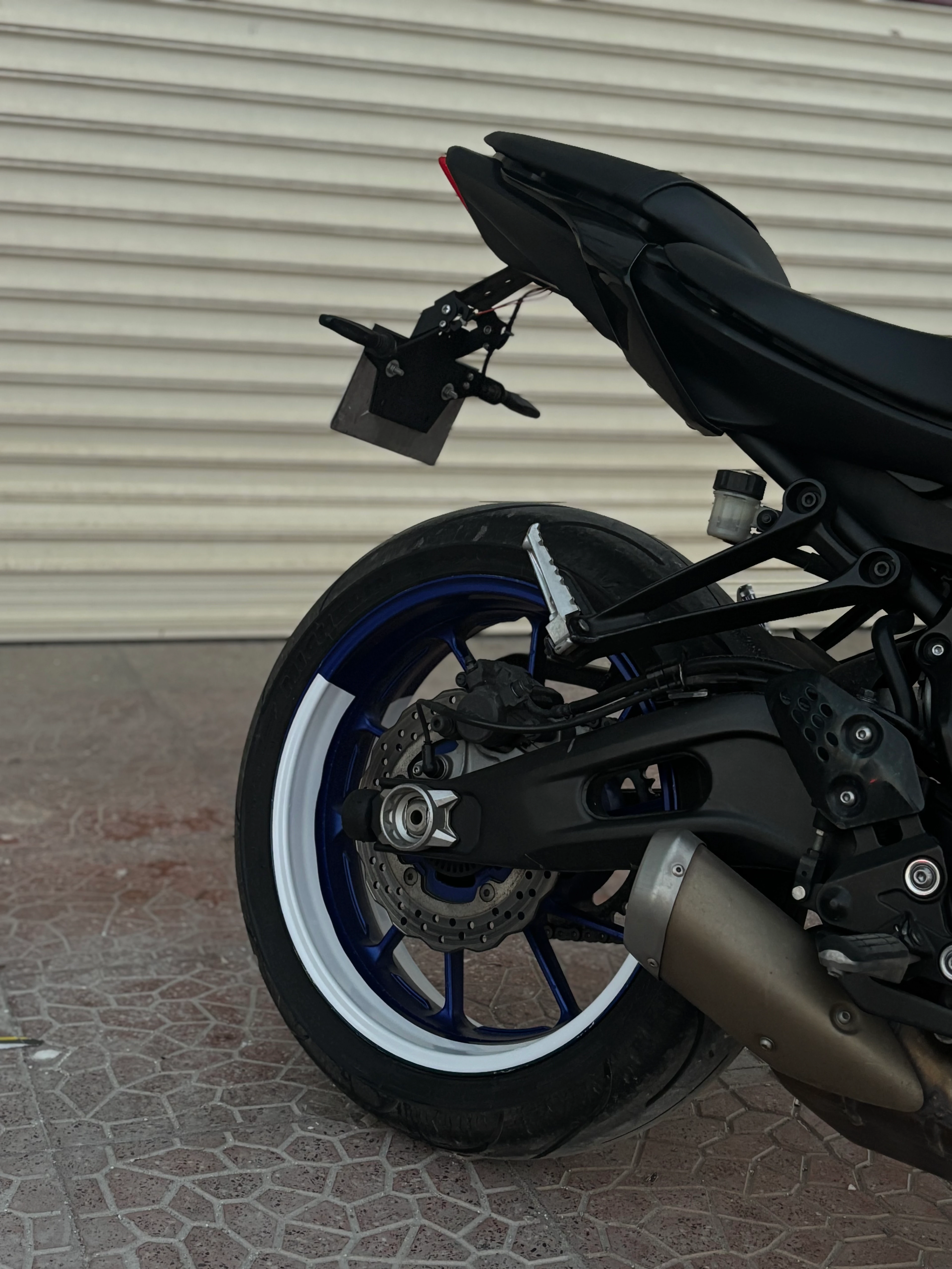 Motosiklet Jantı için 17 Inch Kalın Yanaklı Jantlara Uyumlu Beyaz Renk Yarım Jant Şeridi Sticker Seti (4 Parça)