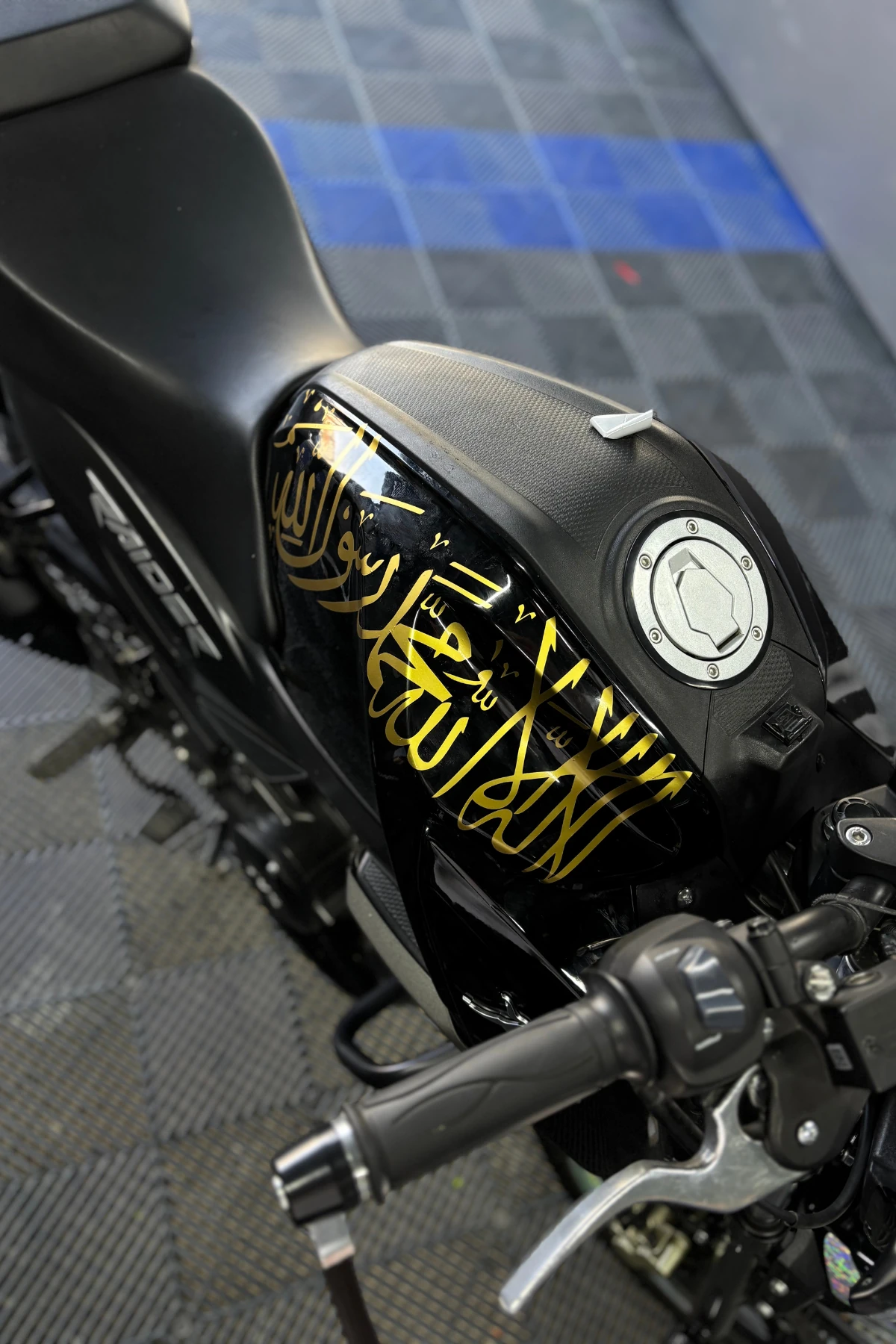 TVS Raider 125 için Gold Renk Kelime-i Tevhid Sticker Etiket (40CM)