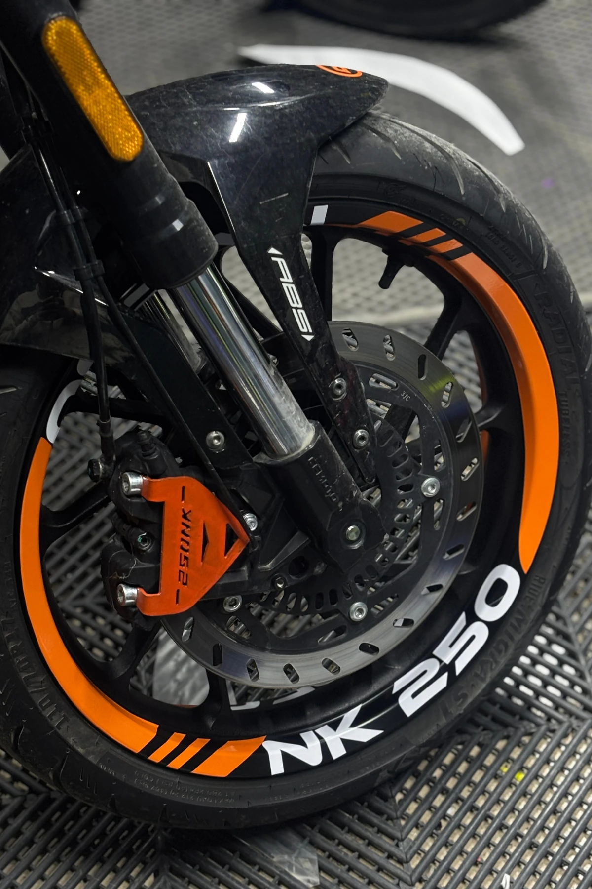 CFMOTO NK250 için Turuncu-Beyaz Renk 16 Parça Jant Şeridi Sticker Seti 