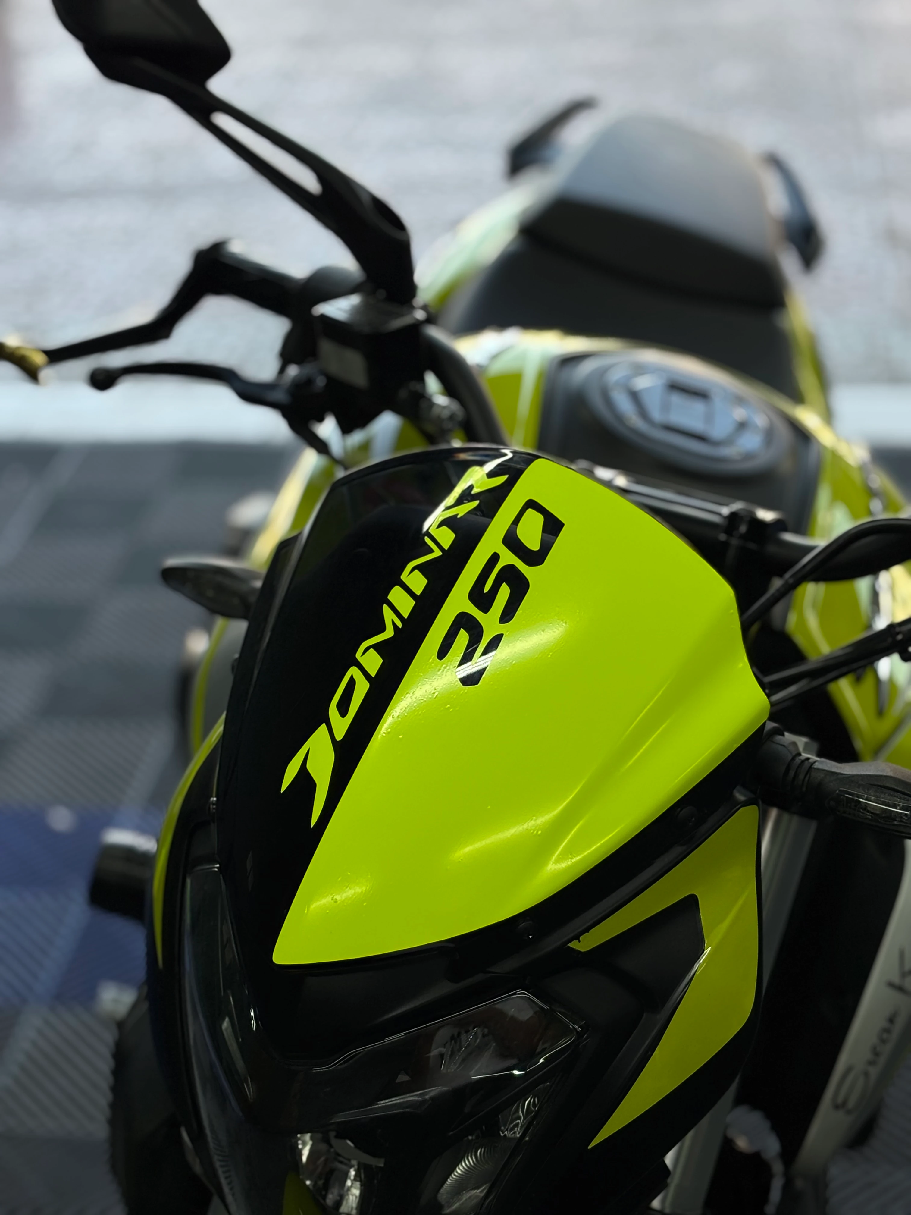 Bajaj Dominar 250 için Neon Sarı Kafa Sticker Etiket 