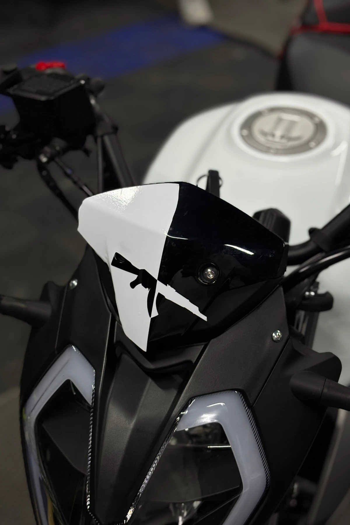 Benelli 125s ve RKS RK125 için AK-47 Detaylı Beyaz Renk Kafa Detay Sticker 