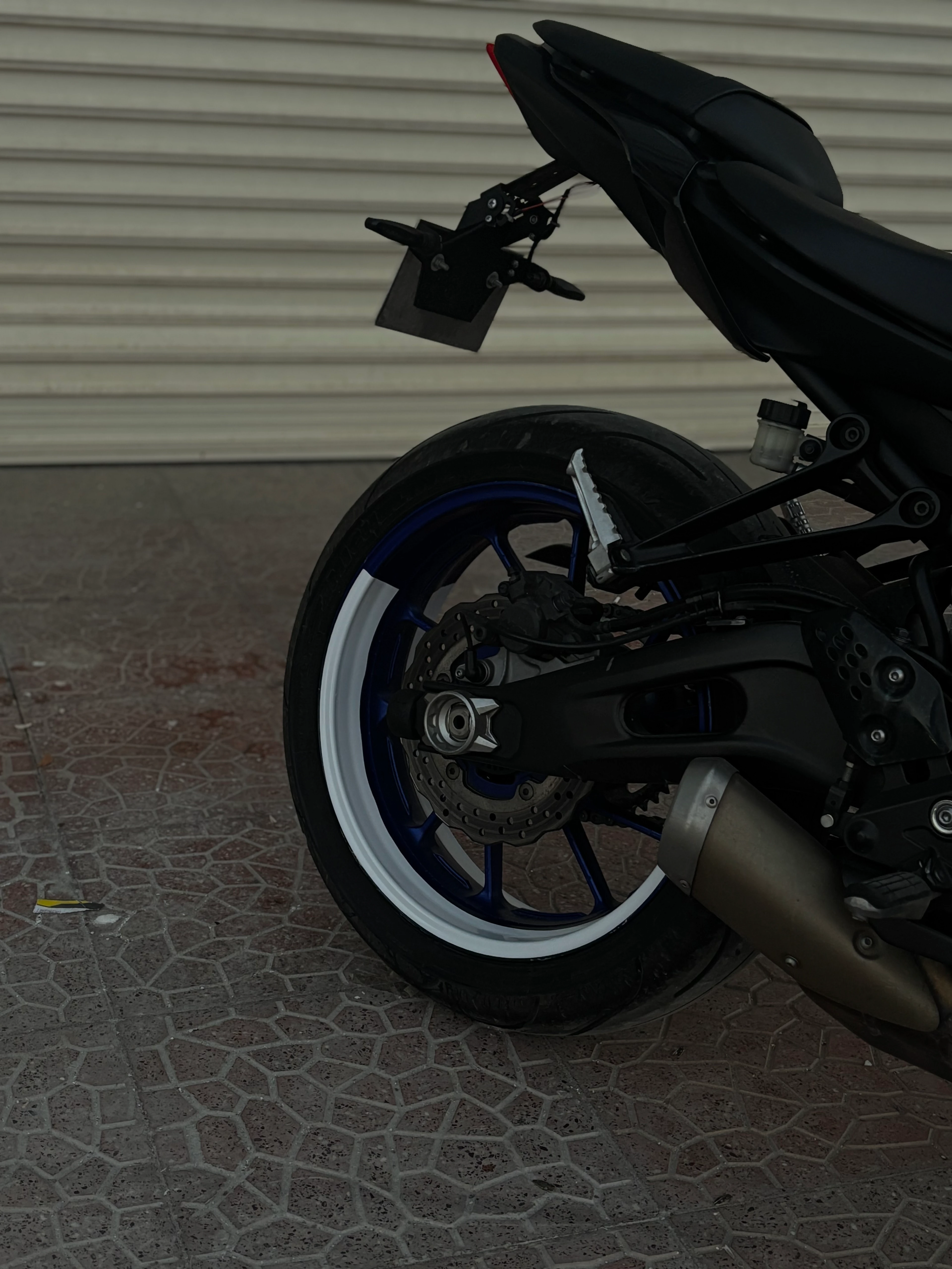 Motosiklet Jantı için 17 Inch Kalın Yanaklı Jantlara Uyumlu Beyaz Renk Yarım Jant Şeridi Sticker Seti (4 Parça)