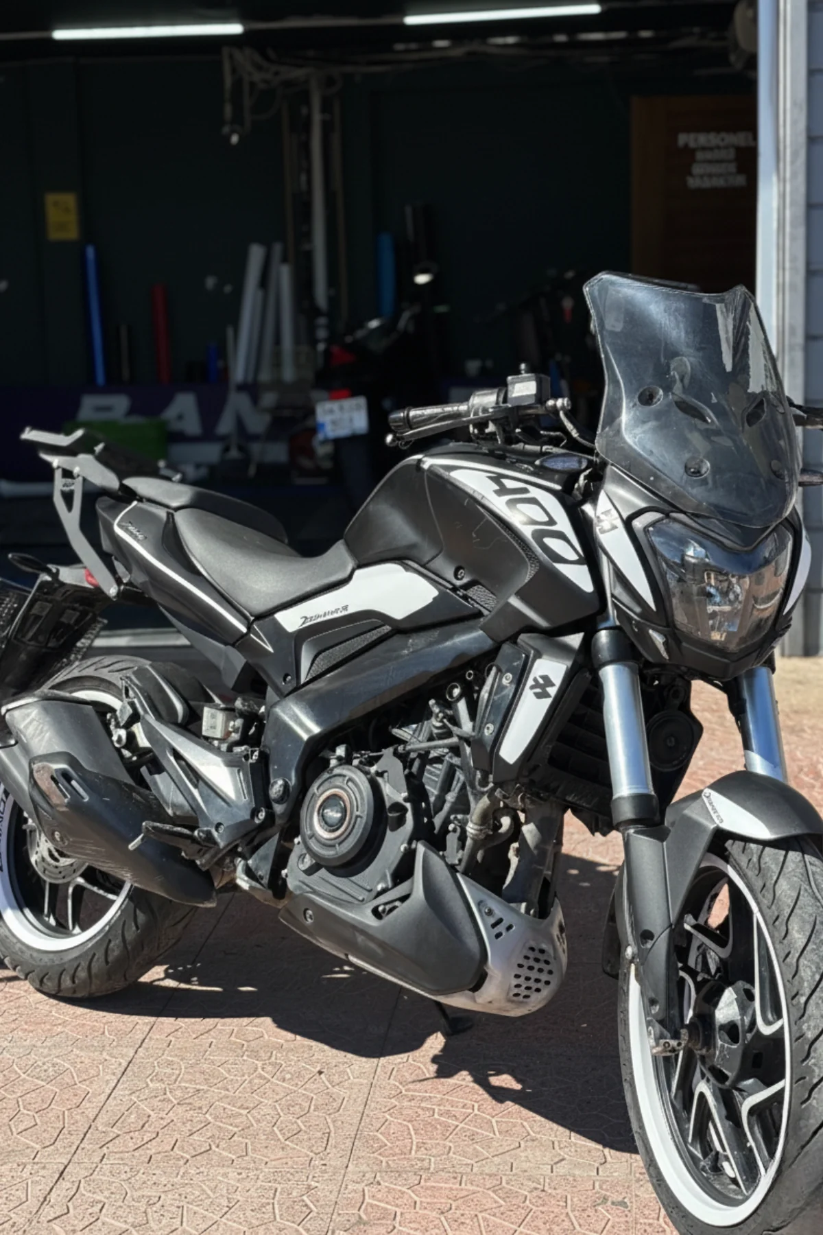 Bajaj Dominar 400 için Beyaz Renk Komple Sticker Seti 