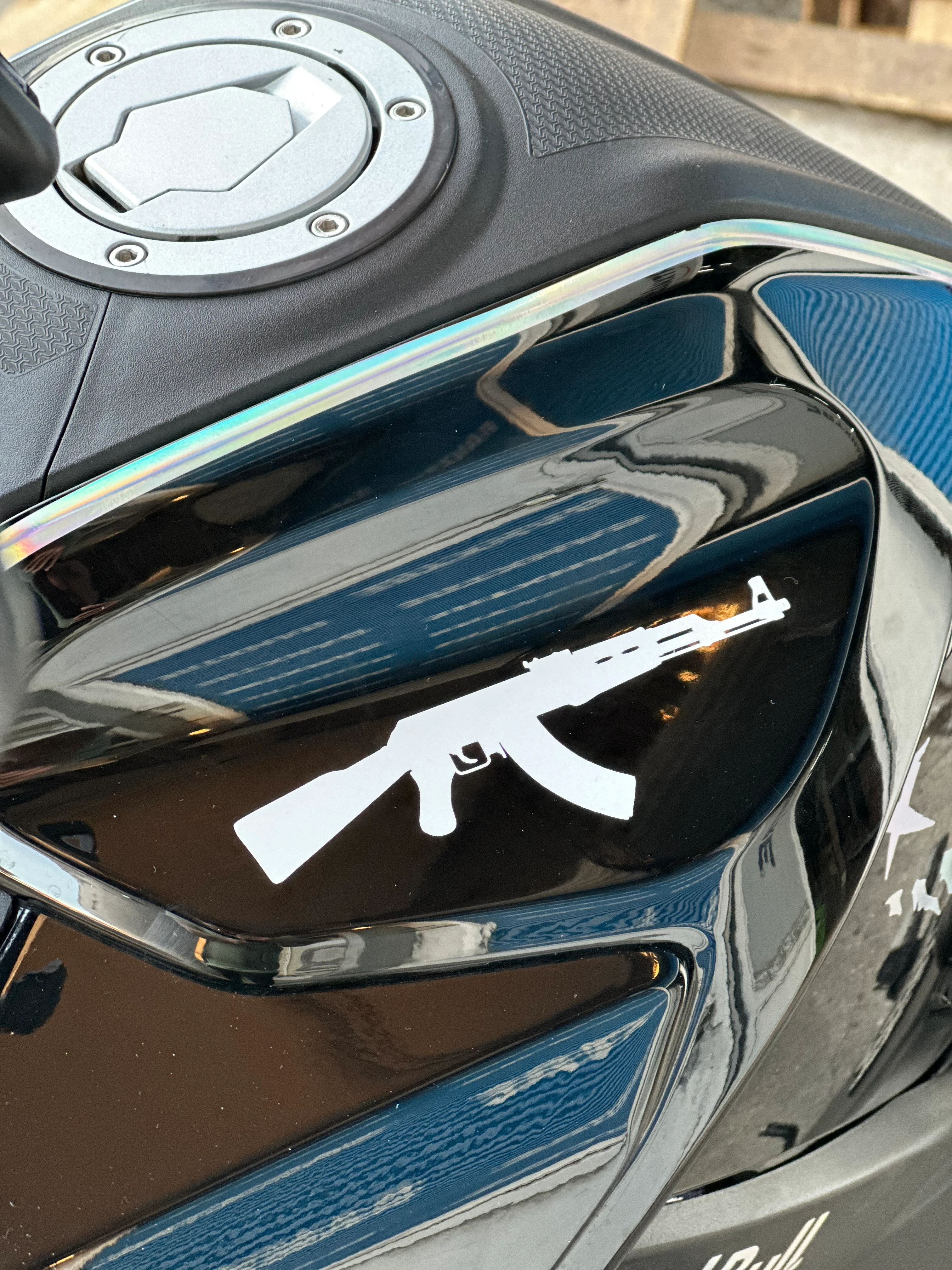 Motosiklet ve Kask için Beyaz Renk AK-47 Keleş Sticker Etiket (14CMx4CM)