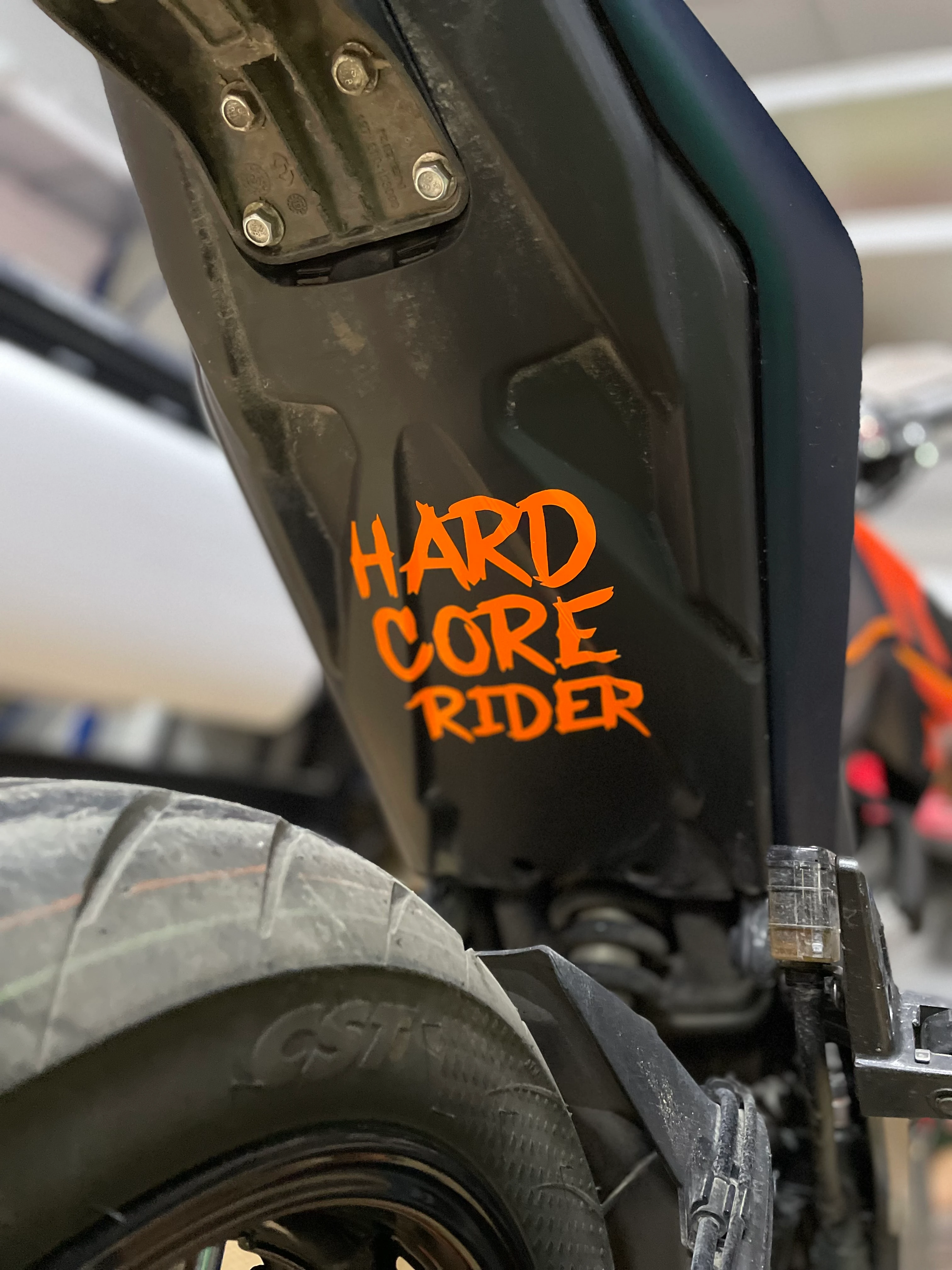 Motor Depo ve Sele altı Neon Turuncu Hardcore Rider Sticker Etiket (12CMx15CM)