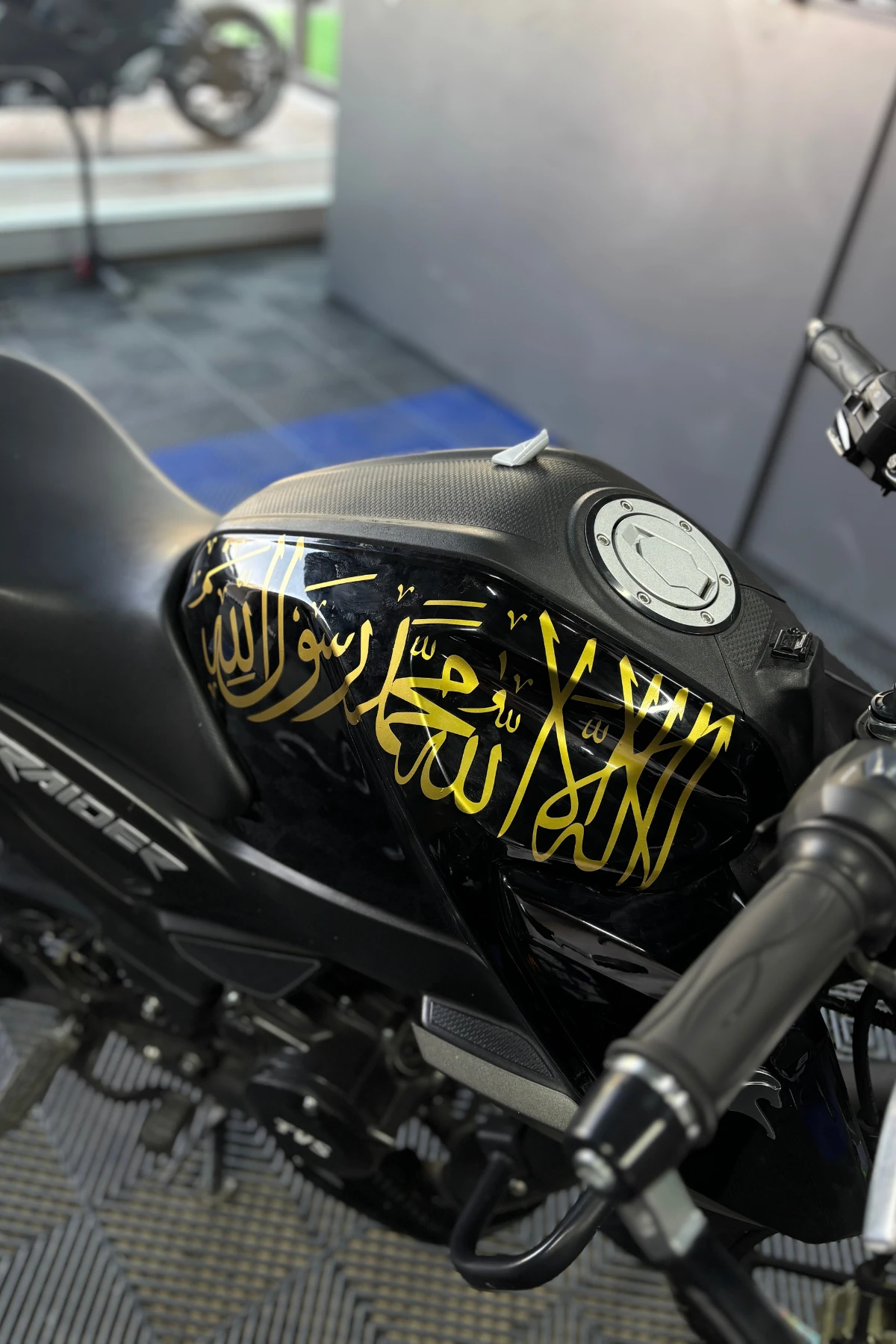 TVS Raider 125 için Gold Renk Kelime-i Tevhid Sticker Etiket (40CM)