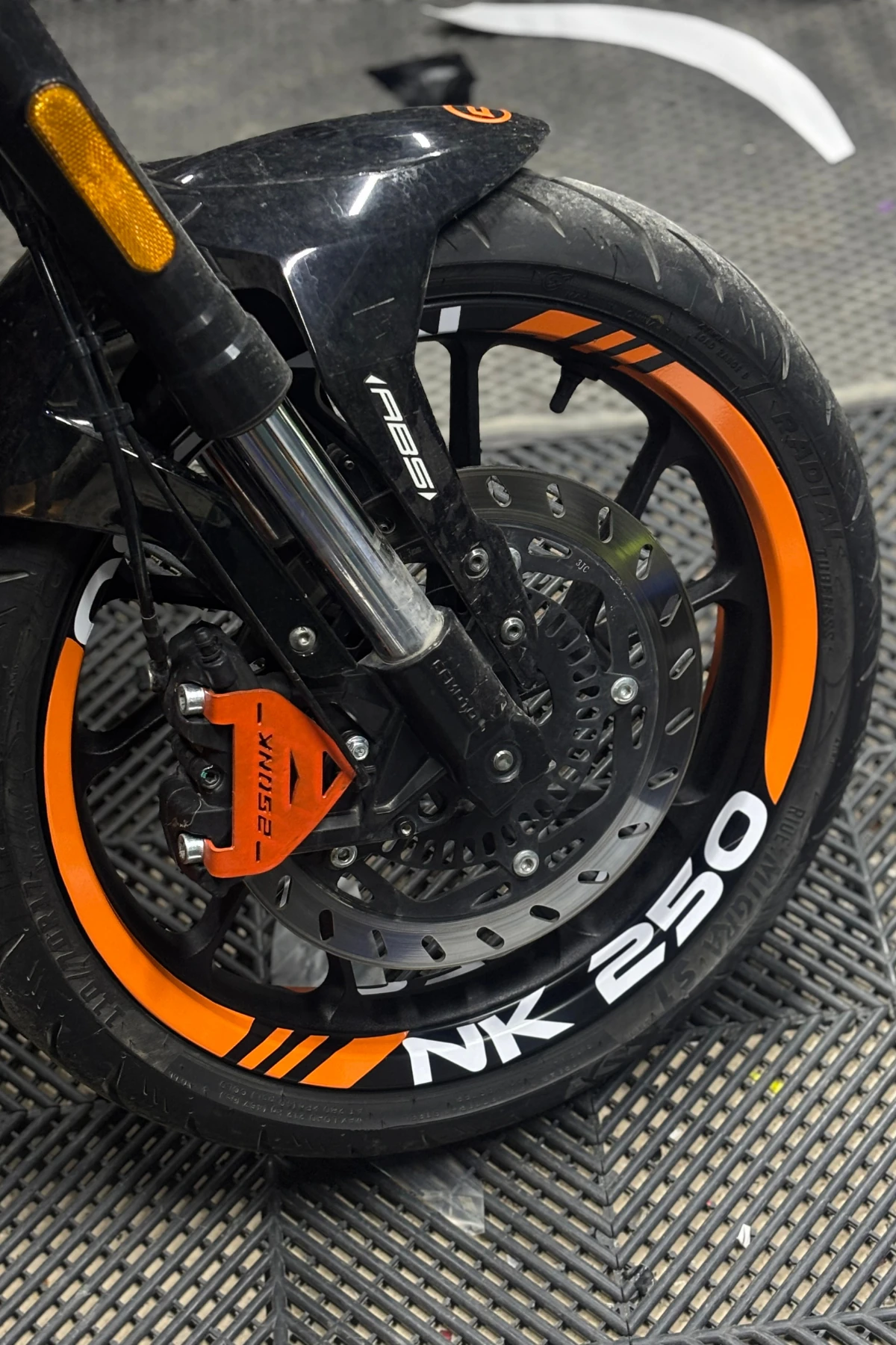 CFMOTO NK250 için Turuncu-Beyaz Renk 16 Parça Jant Şeridi Sticker Seti 