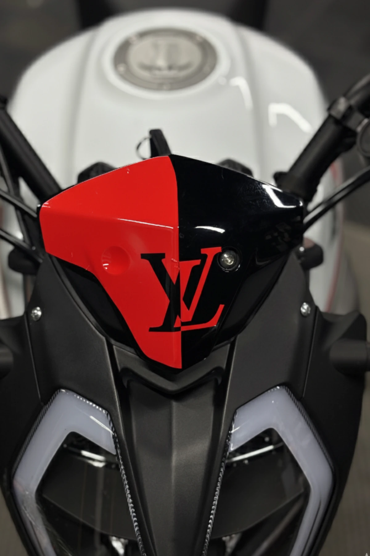 Benelli 125s ve RKS RK125 için Kırmızı Renk LV Desenli Kafa Sticker 