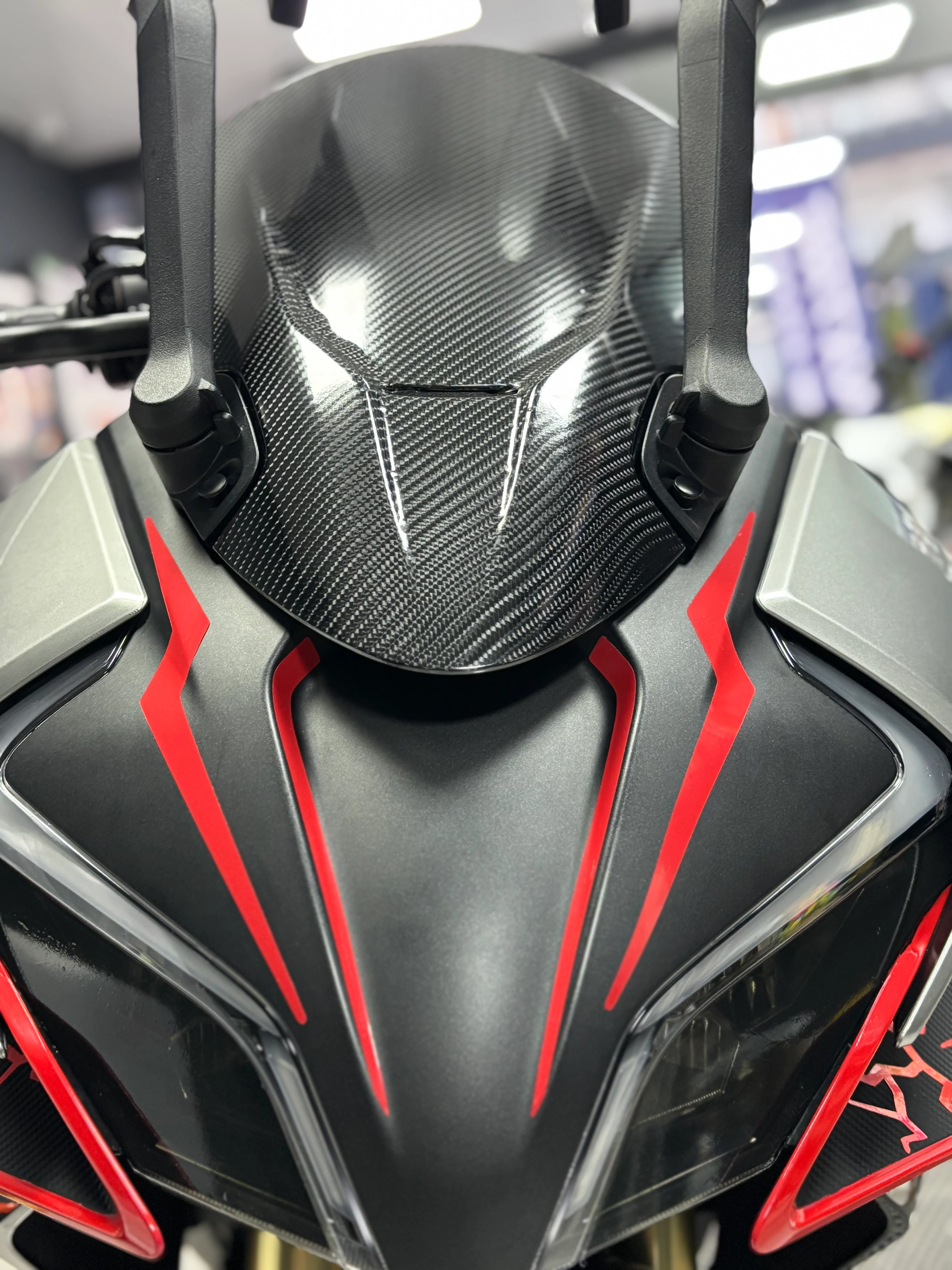 CFMOTO 450SR için Kırmızı Renk Far Kaşı Sticker (4 Parça)