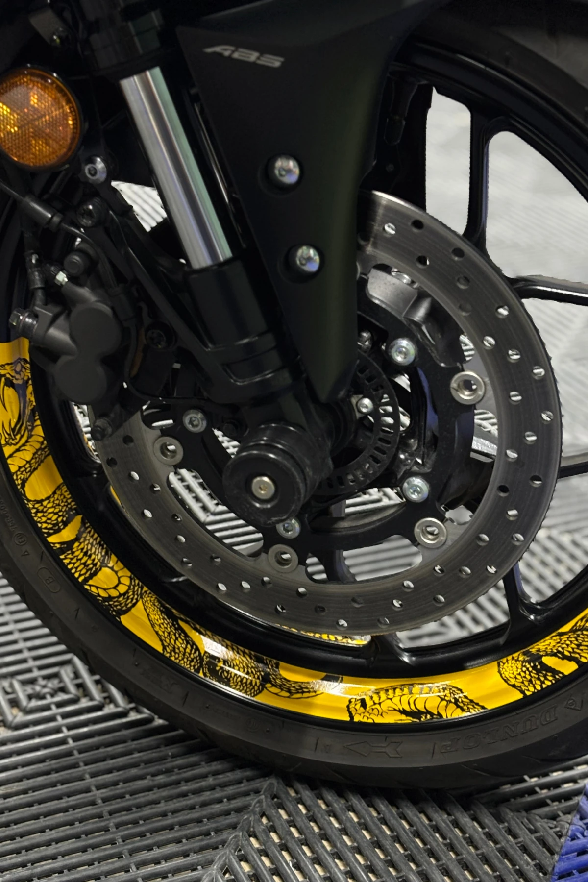 Motosiklet Jantı için 17 Inch Jantlara Uyumlu Reflektörlü Sarı Yılan Desenli Jant Şeridi Seti (4 Parça)